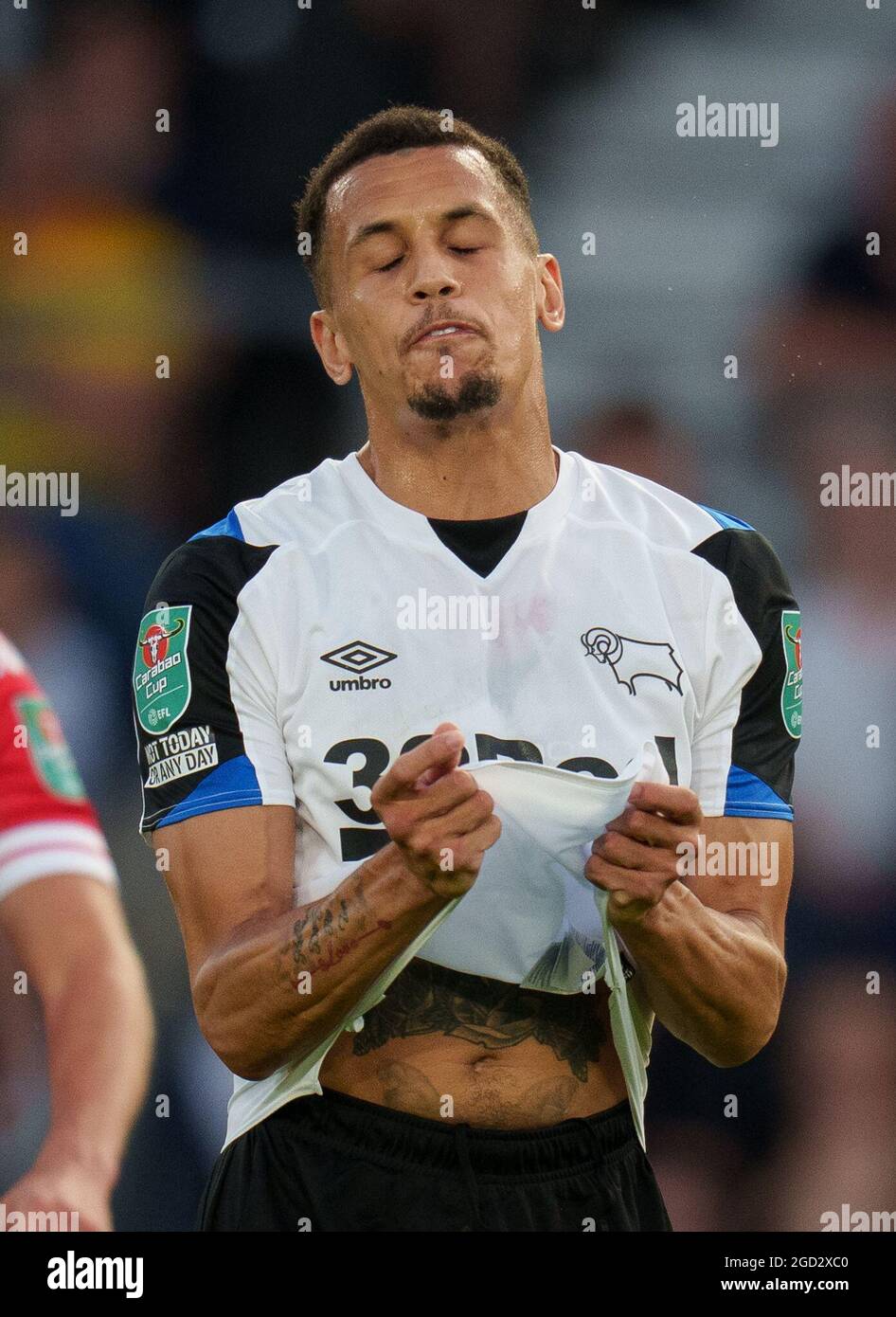 Derby, Royaume-Uni. 10 août 2021. Ravel Morrison, du comté de Derby, montre sa frustration lors du match de la Carabao Cup entre le comté de Derby et Salford City au stade IPRO, à Derby, en Angleterre, le 10 août 2021. Photo d'Andy Rowland. Crédit : Prime Media Images/Alamy Live News Banque D'Images