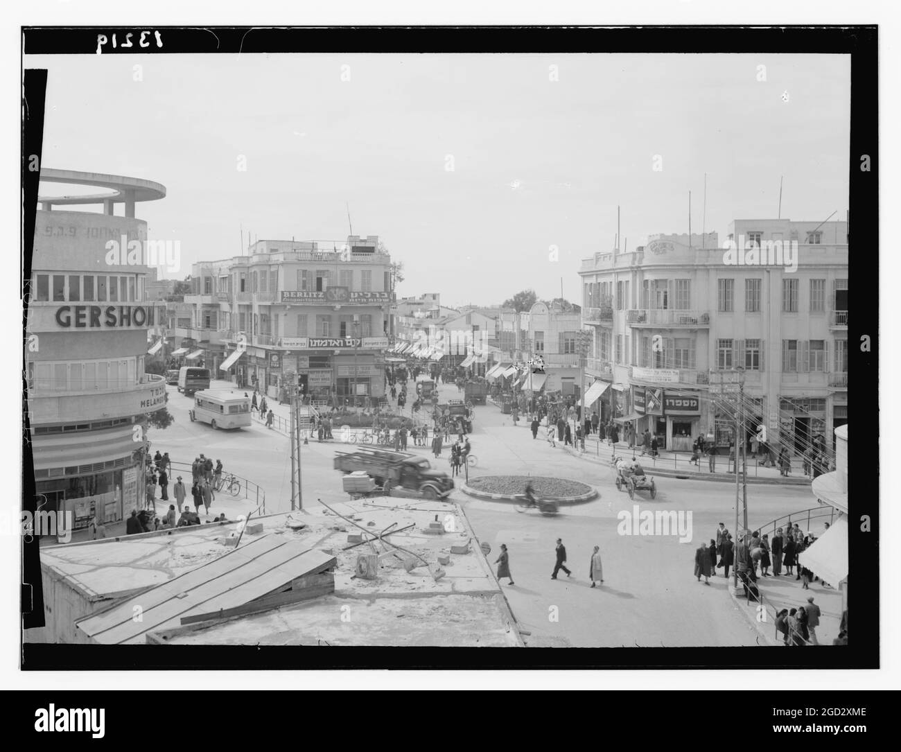 Les années 1940 : rue de tel Aviv, circulation piétonne et automobile au croisement des rues Allenby, Carmel et Nachlat Benjamin, entre 1940 et 1946 Banque D'Images