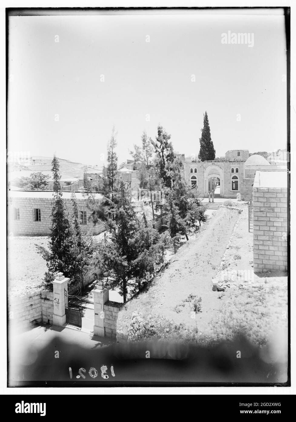 Cour indienne auberge à l'intérieur de la porte de Hérode, Jérusalem, montrant l'entrée environ entre 1940 et 1946 Banque D'Images