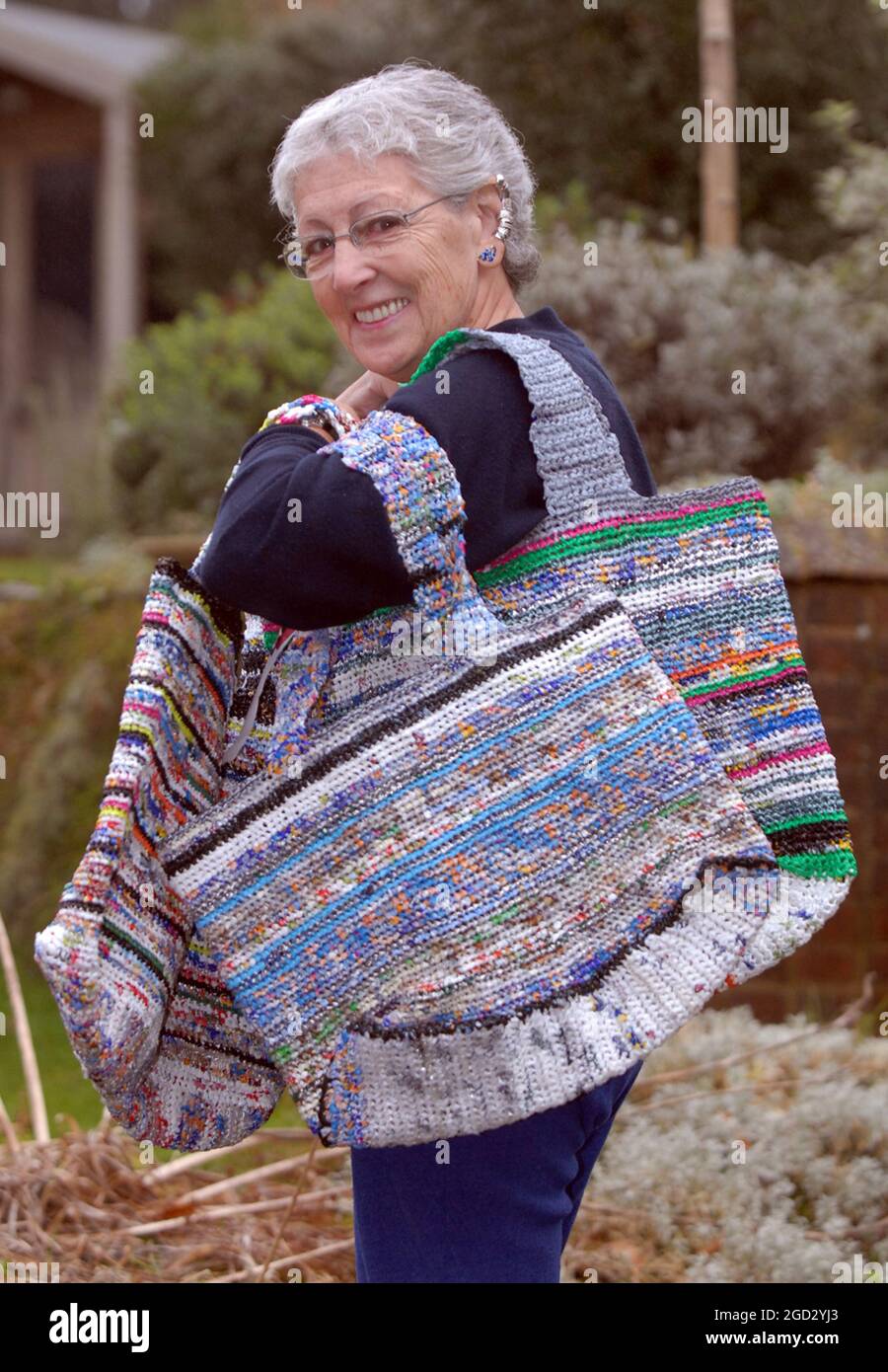 SUZY RILEY DE EAST GRINSTEAD DANS WEST SUSSEX AVEC LES SACS DE DESIGNER QU'ELLE FABRIQUE À PARTIR DE SACS DE TRANSPORT DE SUPERMARCHÉ EN PLASTIQUE ANCIENS PIC MIKE WALKER, 2008 Banque D'Images