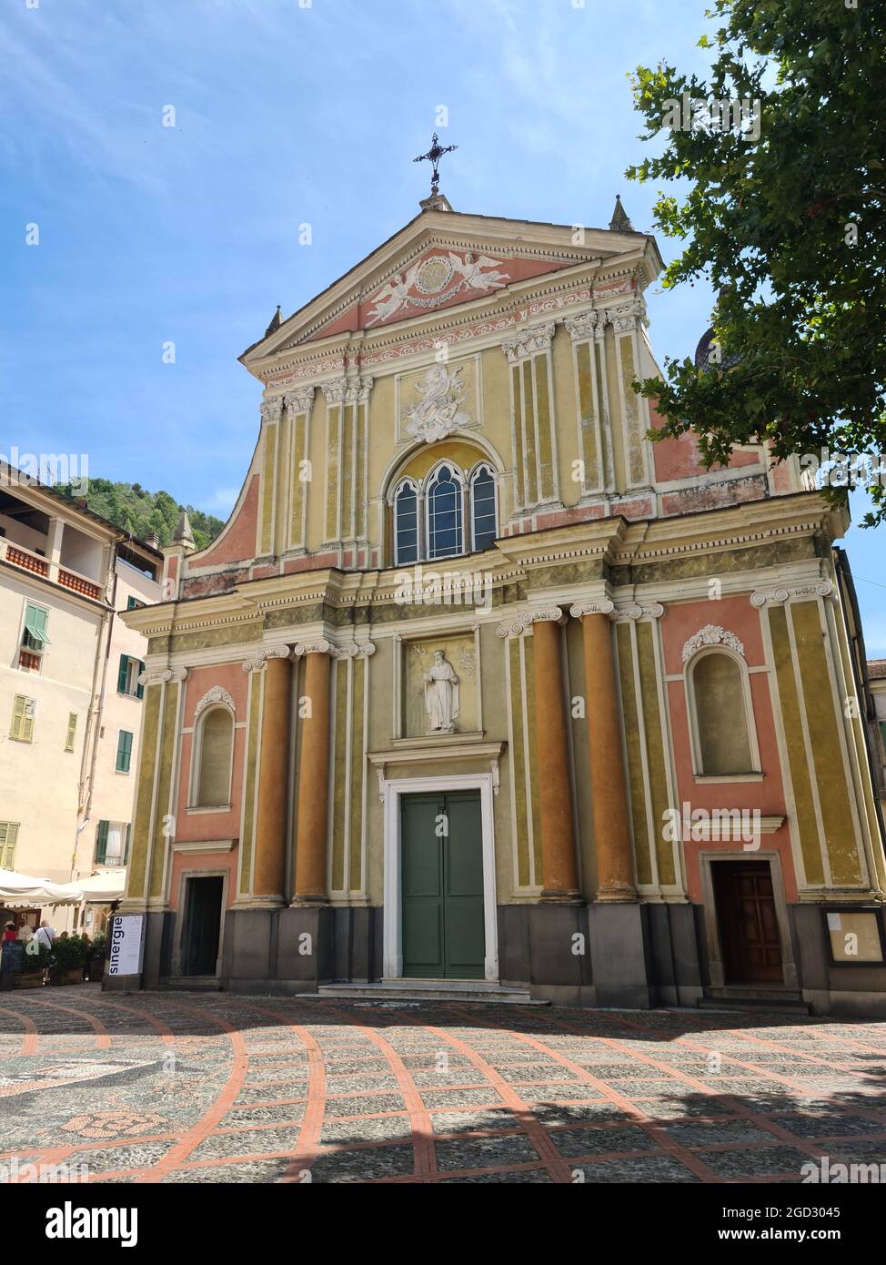 Dolceacqua, Italie - 8 août 2021 : magnifique façade colorée de l'église de Sant Antonio Abate dans UNE petite Piazza dans le vieux village de Dolceacq Banque D'Images