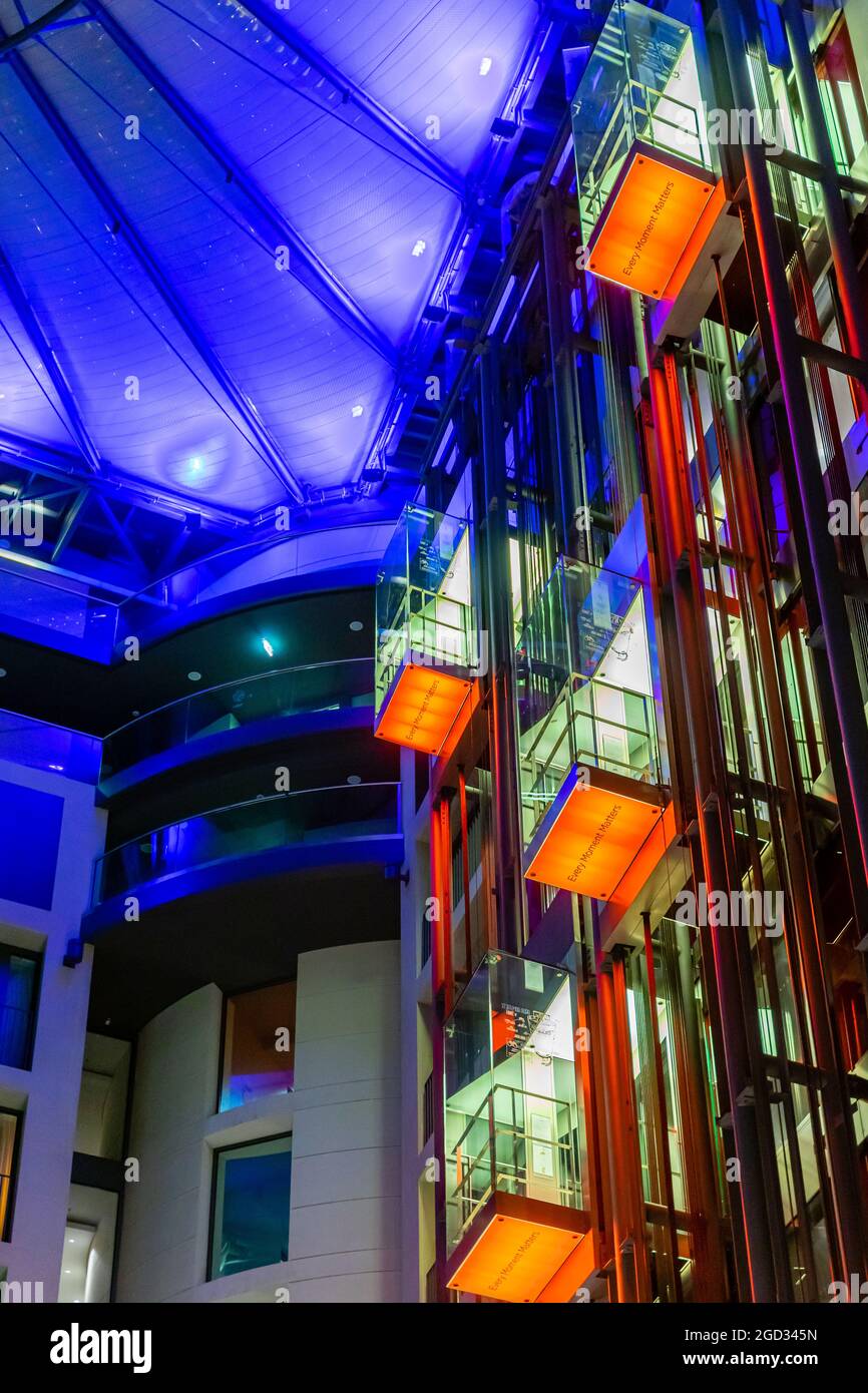 Vue sur les ascenseurs éclairés dans le hall de l'hôtel Radisson Blue, Berlin, Allemagne Banque D'Images