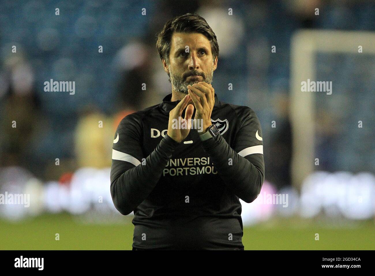 Londres, Royaume-Uni. 10 août 2021. Danny Cowley, responsable de Portsmouth, s'empaque des fans de Portsmouth après le match. Carabao Cup 1er tour match, Millwall v Portsmouth au Den à Londres le mardi 10 août 2021. Cette image ne peut être utilisée qu'à des fins éditoriales. Utilisation éditoriale uniquement, licence requise pour une utilisation commerciale. Aucune utilisation dans les Paris, les jeux ou les publications d'un seul club/ligue/joueur. photo par Steffan Bowen/Andrew Orchard sports photographie/Alay Live news crédit: Andrew Orchard sports photographie/Alay Live News Banque D'Images