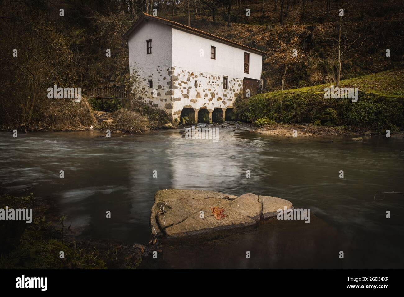 Ancien moulin au bord de la rivière dans le Parque Molinológico de UL Banque D'Images