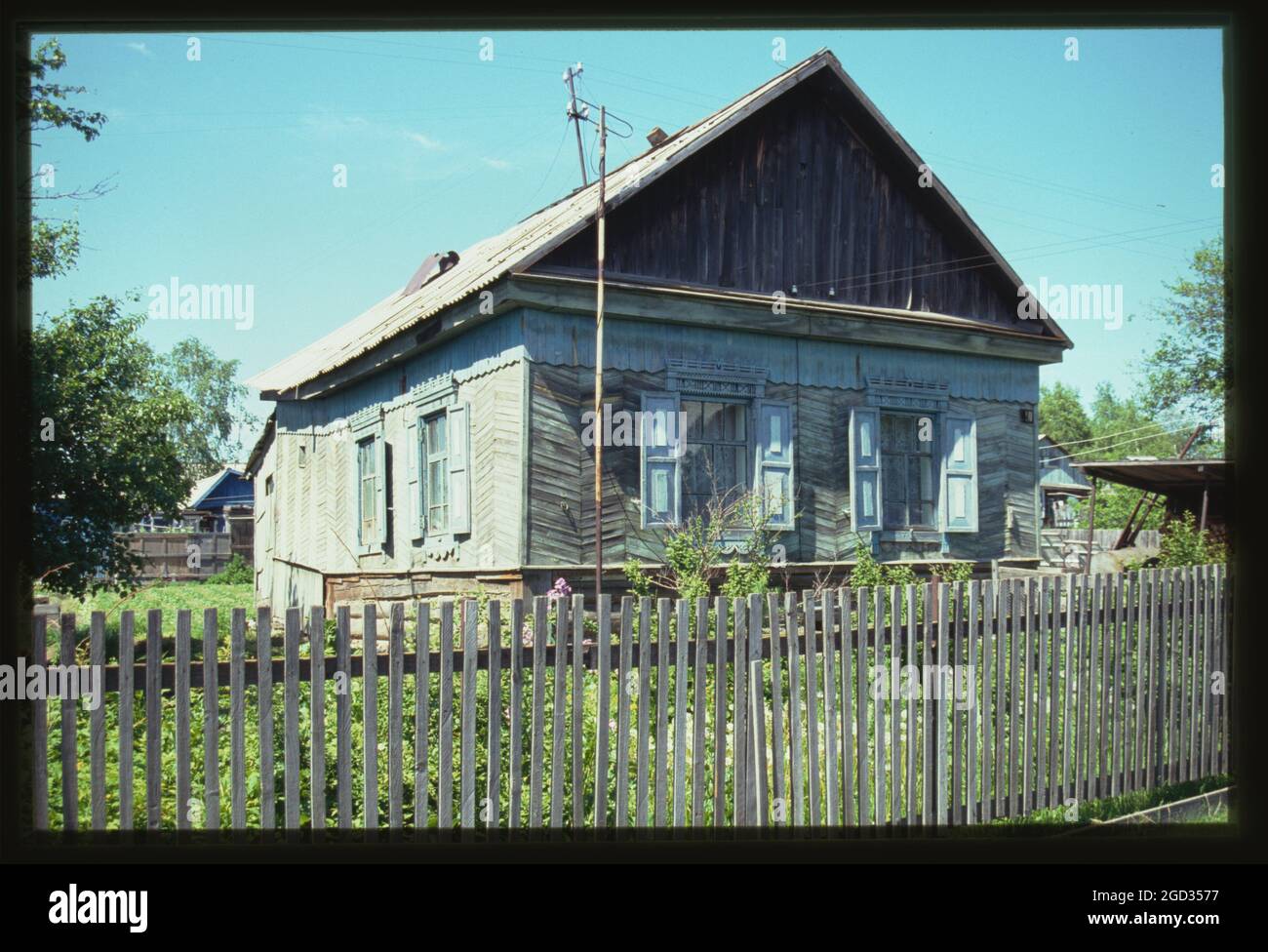 Maison en bois (rue soviétique 10), (vers 1910), Troitskoe, Russie; 2002 Banque D'Images