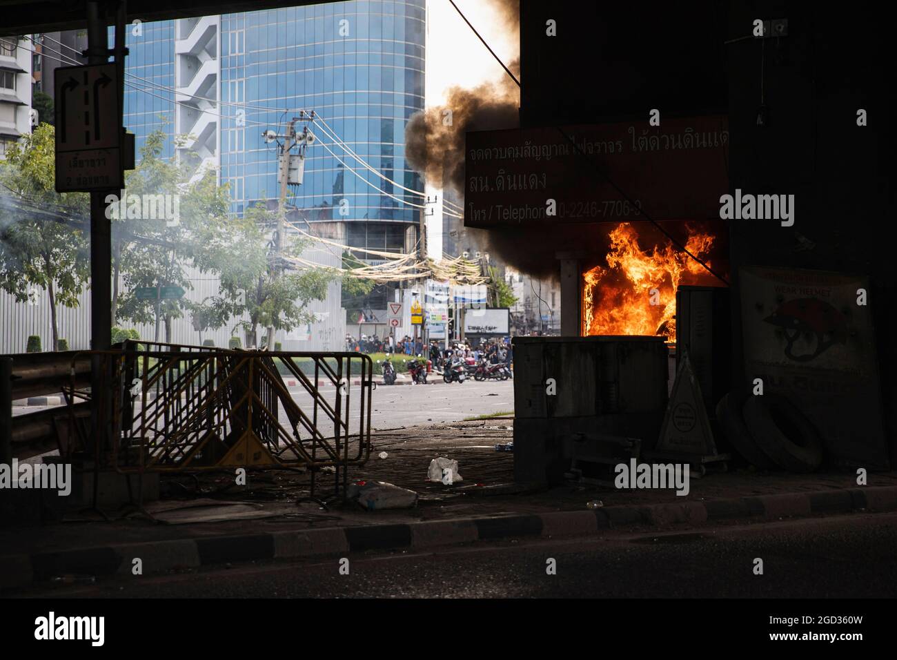 Bangkok, Thaïlande. 10 août 2021. Un cabine de police en feu pendant la manifestation.rassemblement de cortège de groupe pro-démocratie dans divers lieux d'affaires exigeant la démission du Premier ministre thaïlandais, des réformes de la monarchie et une meilleure politique pour la situation COVID-19. La démonstration a abouti à des affrontements. Crédit : SOPA Images Limited/Alamy Live News Banque D'Images