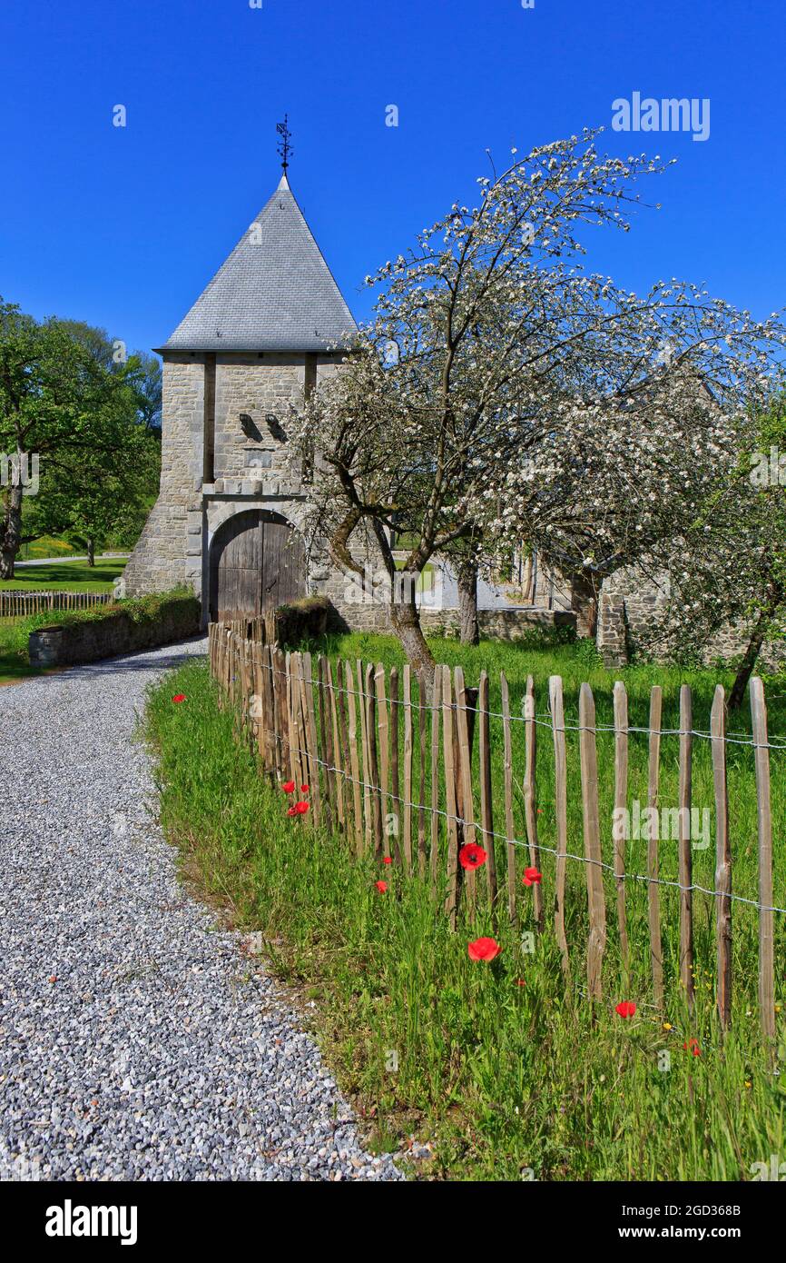 Entrée principale du pittoresque château de Crupet du XIIIe siècle à Assise (province de Namur), Belgique Banque D'Images