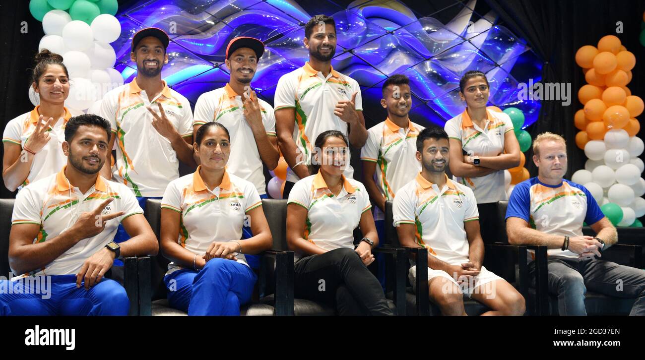 NEW DELHI, INDE - AOÛT 10 : joueurs de l'équipe de hockey hommes et femmes indiens (L-R dans le sens inverse des aiguilles d'une montre) Harmanpreet Singh, Gurjit Kaur, capitaines Rani Rampal et Manpreet Singh, équipe féminine de hockey avec entraîneur Sjoerd Marijne, Savita, Vivek Prasad, Rupinder Singh, Dipreet Singh, Pal Singh, Hardik Singh et Udita lors d'une interaction avec les médias à l'hôtel Ashoka le 10 août 2021 à New Delhi, en Inde. L'équipe indienne de hockey masculin a fait l'histoire en remportant sa première médaille olympique (bronze) en 41 ans et l'équipe indienne de hockey féminin a enregistré son meilleur résultat (4e place) dans les Jeux quadriennaux. (Photo par Banque D'Images