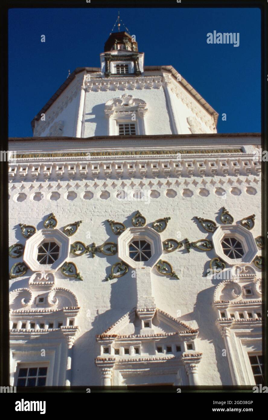 Église de la Trinité (1703-12), façade sud, ornements en céramique, Verkhotur'e, Russie 1999. Banque D'Images
