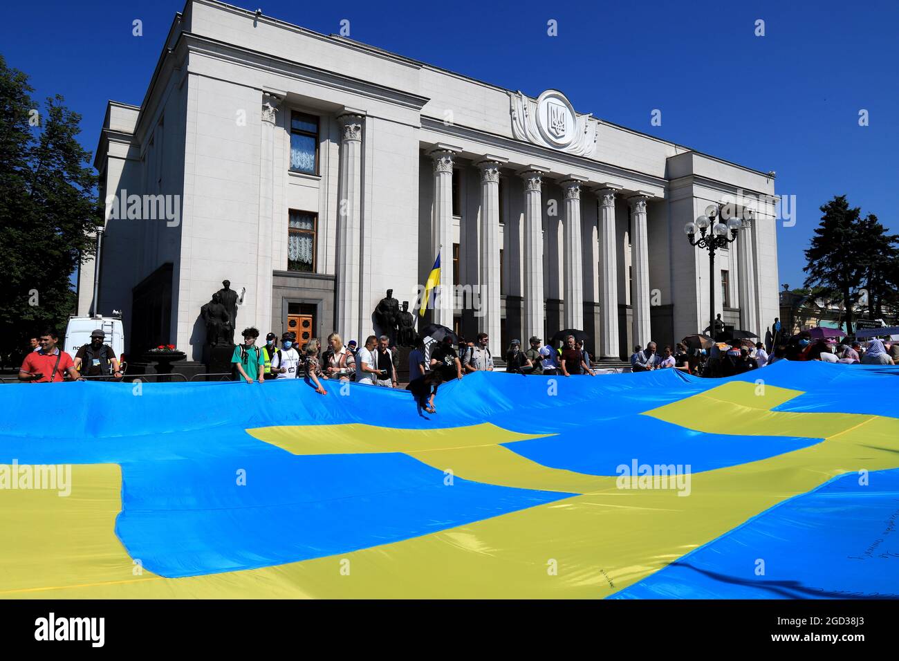 Un immense drapeau tatar de Crimée a été démené près de la Verkhovna Rada d'Ukraine. Les Tatars de Crimée ont un grand drapeau bleu avec un emblème de tanga jaune près de l'U Banque D'Images