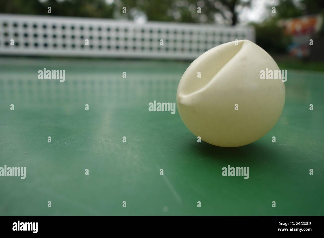 Gros plan d'une balle de ping-pong écrasée sur la table verte à l'extérieur  Photo Stock - Alamy