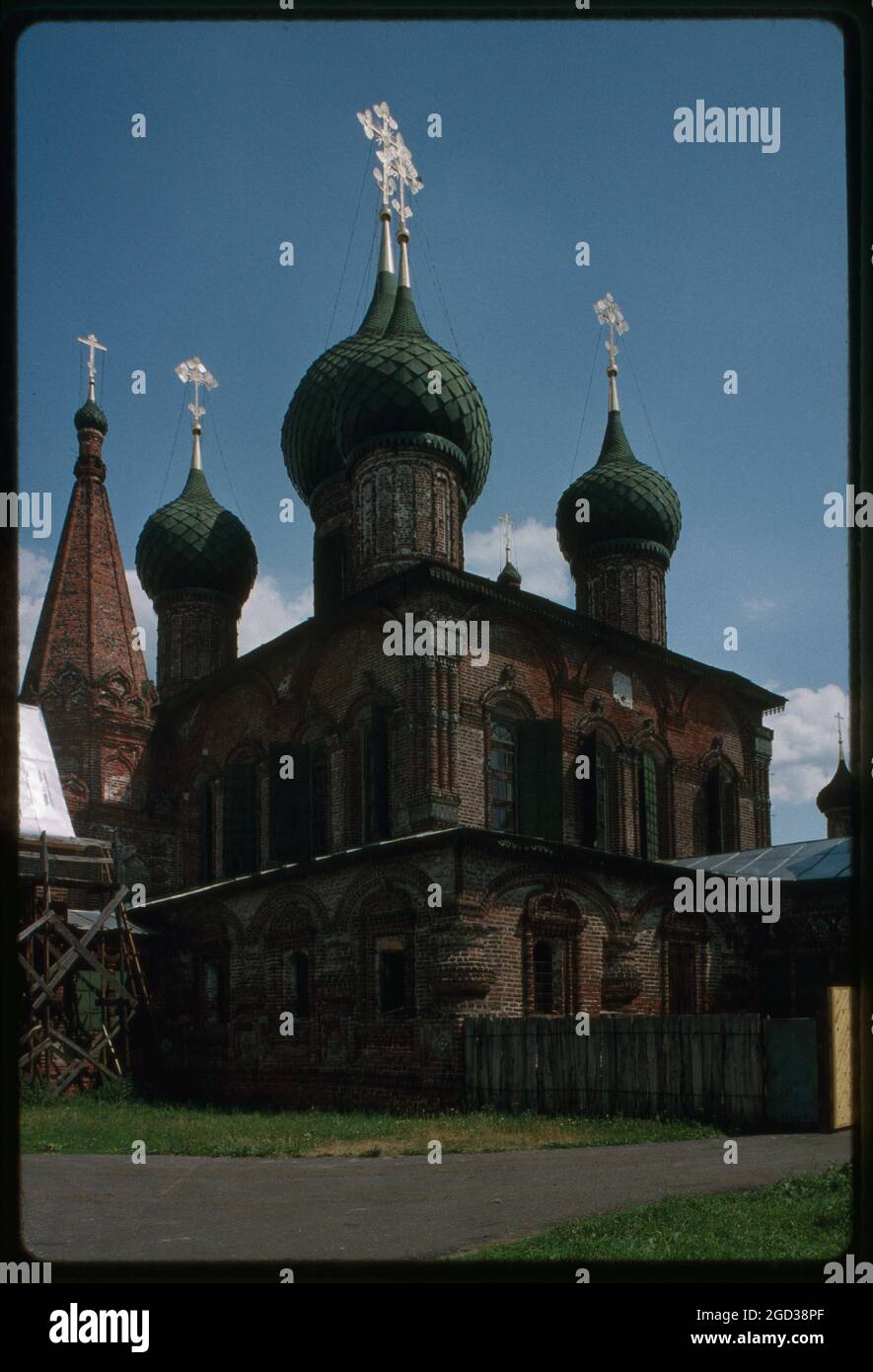 Église Saint-Jean-Chrysostome à Korovniki (1649-54), vue nord-ouest, Yaroslavl, Russie; 1995 Banque D'Images