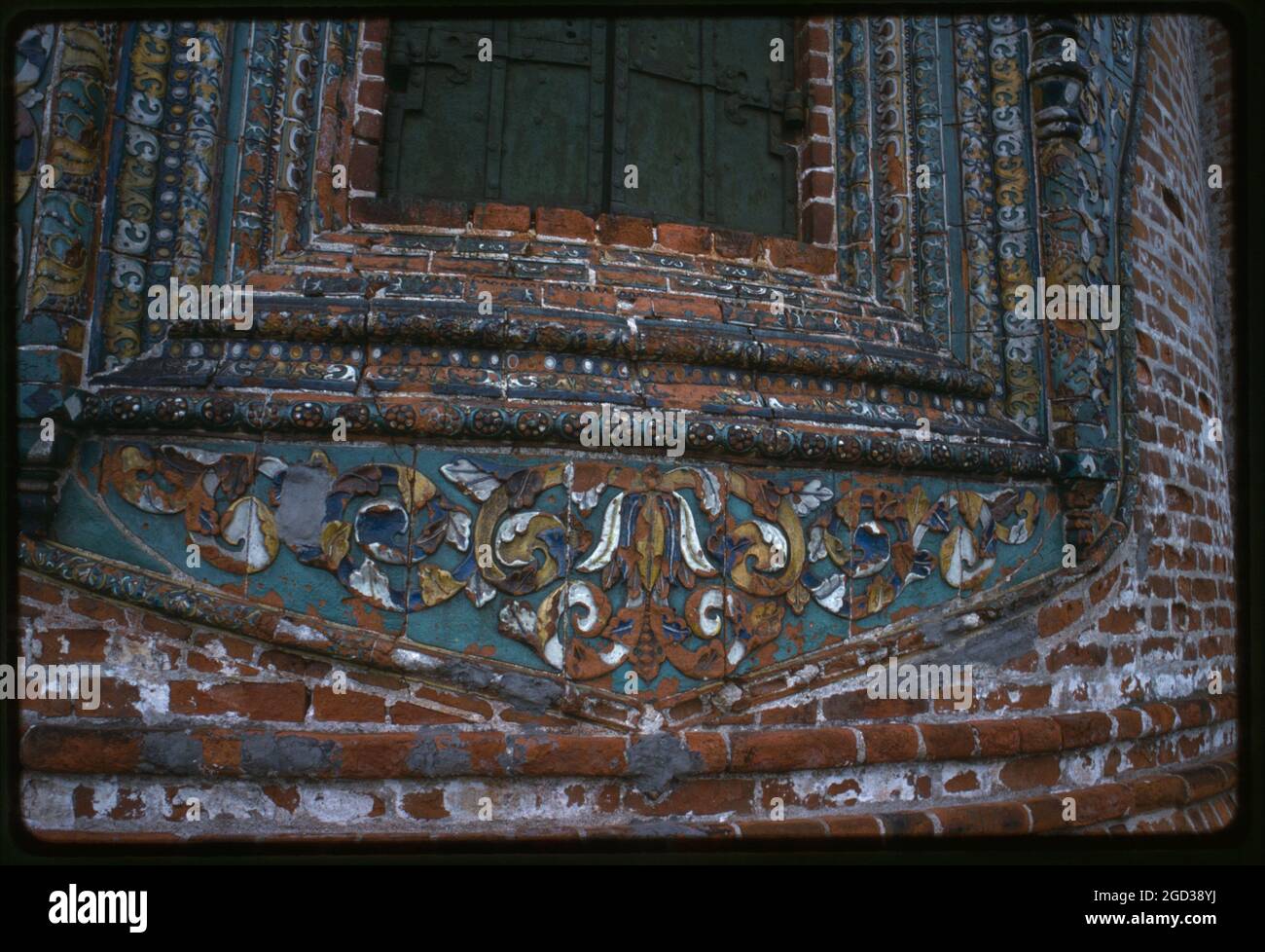 Église de Saint John Chrysostome à Korovniki (1649-54), façade est, détail de l'encadrement décoratif de la fenêtre en céramique, Yaroslavl', Russie; 1987 Banque D'Images