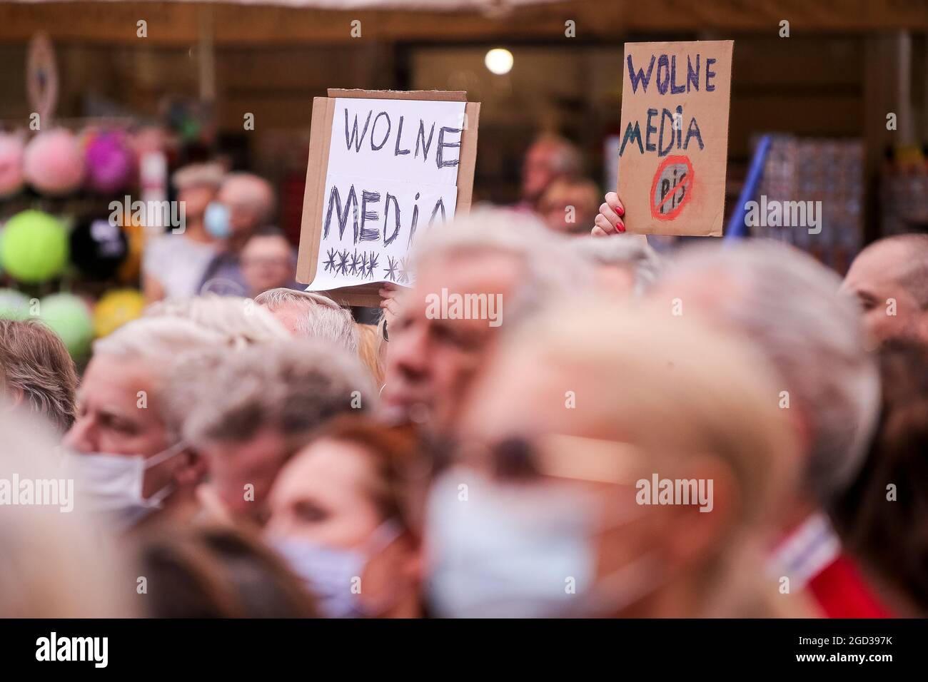 Gdansk, Pologne. 10 août 2021. Les manifestants tiennent des pancartes lors d'une manifestation pour défendre les médias libres à Gdansk.UNE protestation contre la loi « lex anti-TVN », qui ne prolongera pas la licence de TVN. TVN ne soutient pas la politique officielle du gouvernement et est considéré comme un garant de l'information indépendante en Pologne. (Photo de Tomasz Zasinski/SOPA Images/Sipa USA) crédit: SIPA USA/Alay Live News Banque D'Images