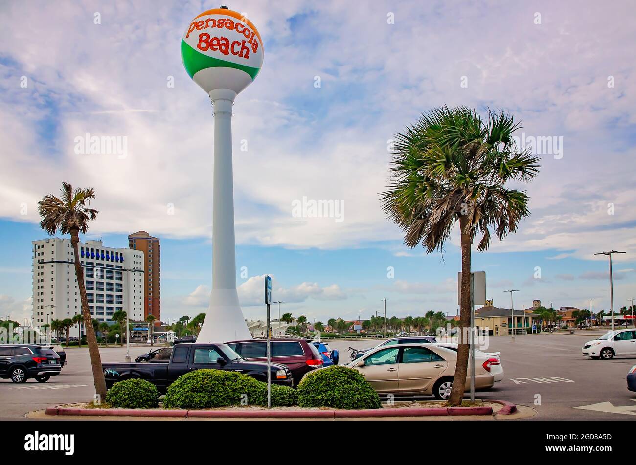 La légendaire tour d’eau de ballon de plage de Pensacola, qui n’est plus en exploitation, est photographiée à Pensacola Beach, le 9 octobre 2018, à Pensacola, en Floride. Banque D'Images