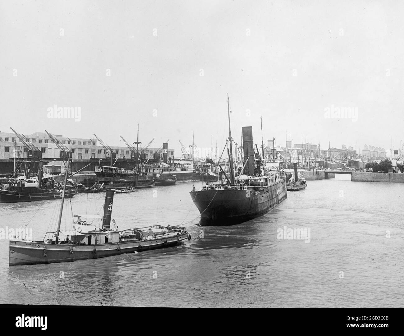 Le bateau à vapeur argentin passant par le bassin pour s'amarrer à Buenos Aires environ entre 1909 et 1920 Banque D'Images