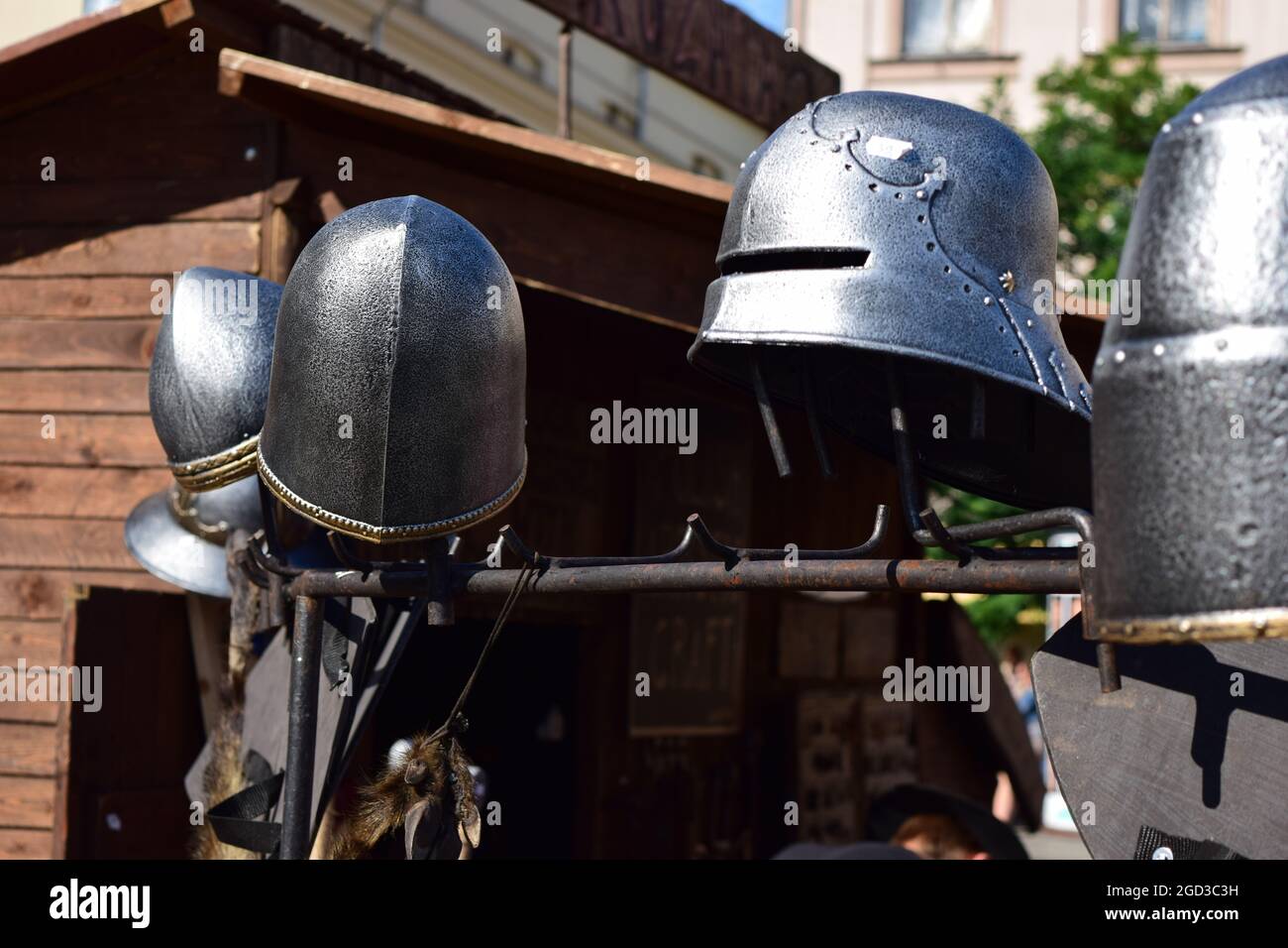 CRACOVIE, POLOGNE - 16 août 2014 : un stand de smith noir avec des casques métalliques lors d'un festival traditionnel à Cracovie, en Pologne Banque D'Images