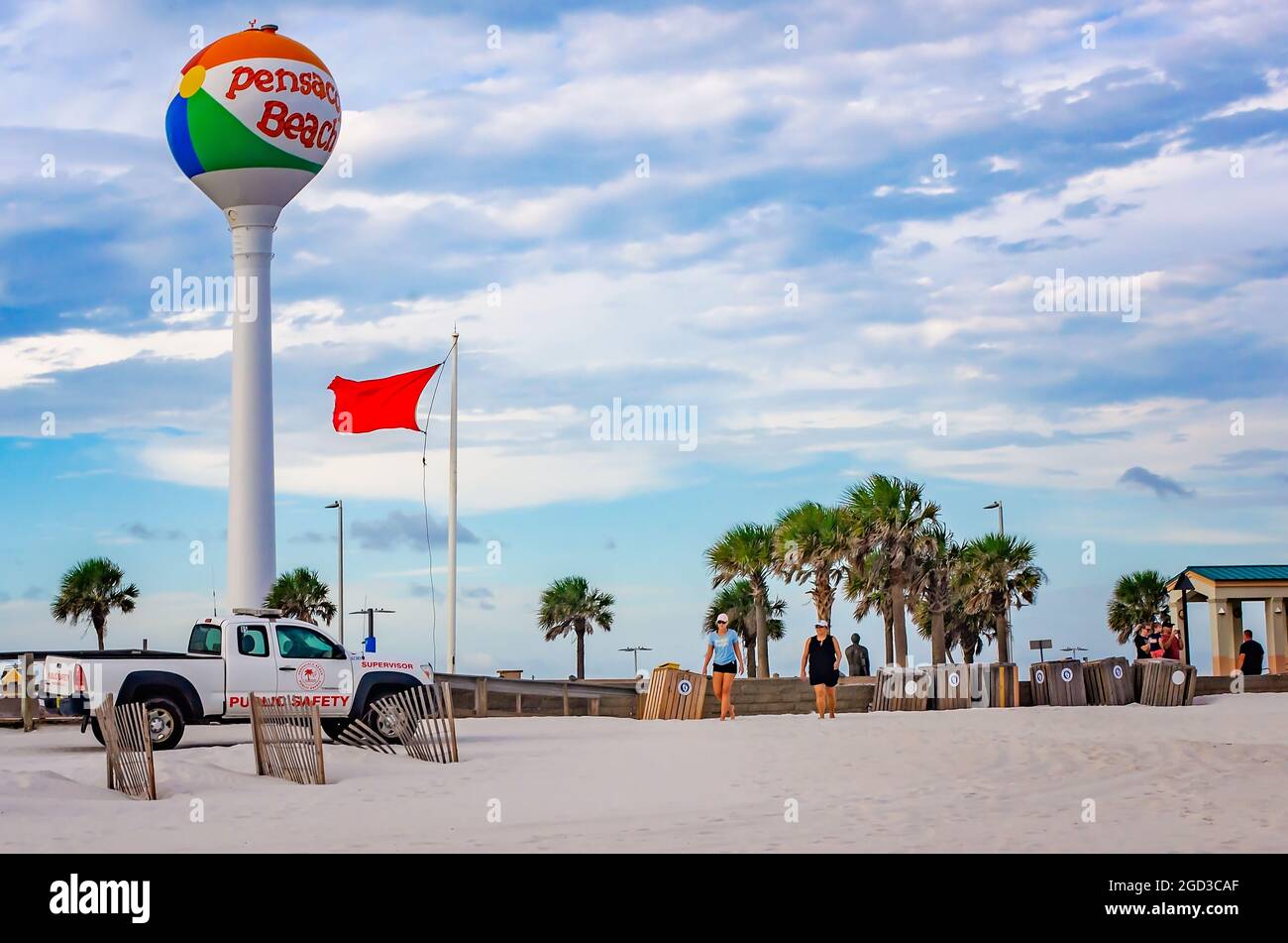 Un drapeau rouge vole à Pensacola Beach avant l'arrivée de l'ouragan Michael, le 9 octobre 2018, à Pensacola, en Floride. Banque D'Images