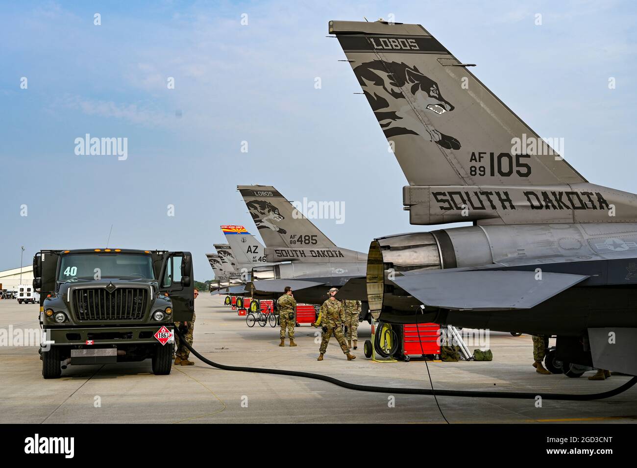 Le 4 août 2021, la 114e Escadre de chasseurs a effectué un exercice d’état de préparation visant à tester la capacité de l’escadre de monter une installation d’alerte de contrôle aérospatial avec un bref préavis, à Joe Foss Field. Cet exercice prépare les aviateurs aux menaces futures grâce à l'expérience de scénarios de combat réalistes et est essentiel pour s'assurer que la 114e Escadre de chasseurs est préparée pour les imprévus actuels et futurs. (É.-U. Photo de la Garde nationale aérienne par Tech. Sgt. Luke Olson/libéré) Banque D'Images