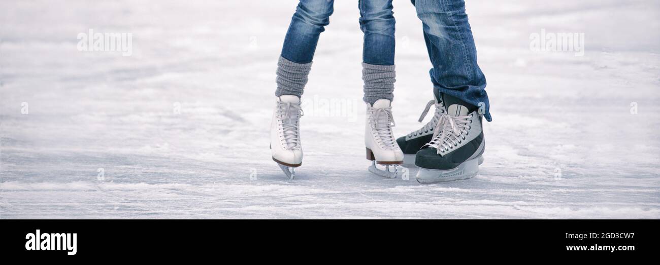 Patinage sur glace patinoire sur la bannière panoramique des gens touristes skate apprendre à skate romantique couple hiver activité panorama. Banque D'Images