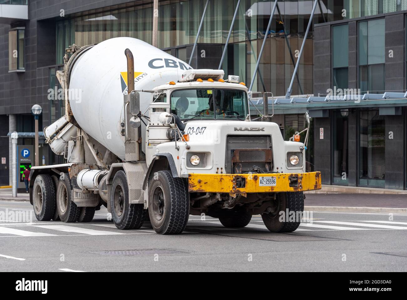 Camion-mélangeur de ciment ou de béton conduisant dans le quartier du centre-ville de Toronto, au Canada. La zone est toujours en construction et reconstruction constantes Banque D'Images