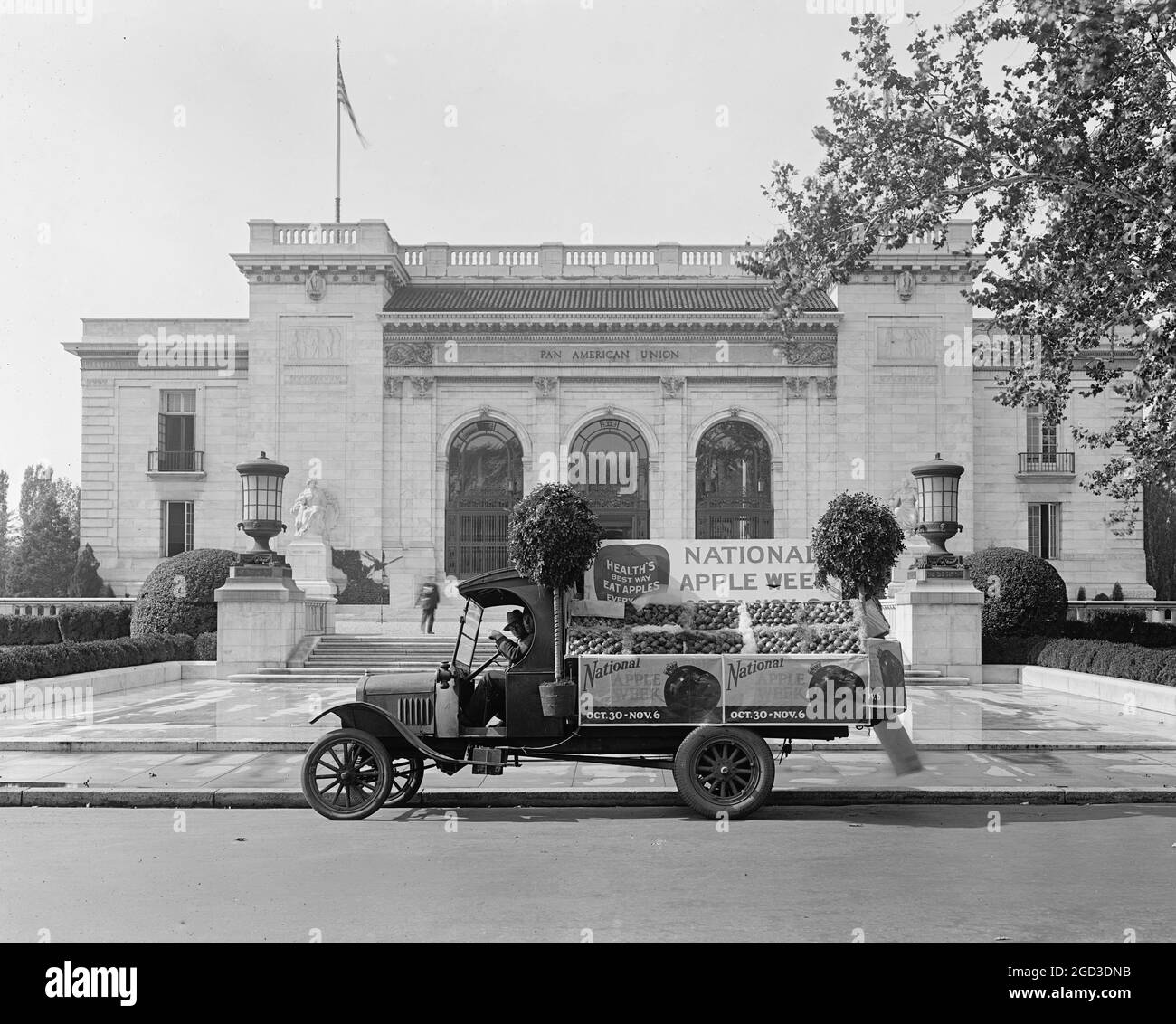 L'Association nationale de la semaine de l'Apple flotte [Union panaméricaine, Washington, D.C., en arrière-plan] entre 1918 et 1928 Banque D'Images