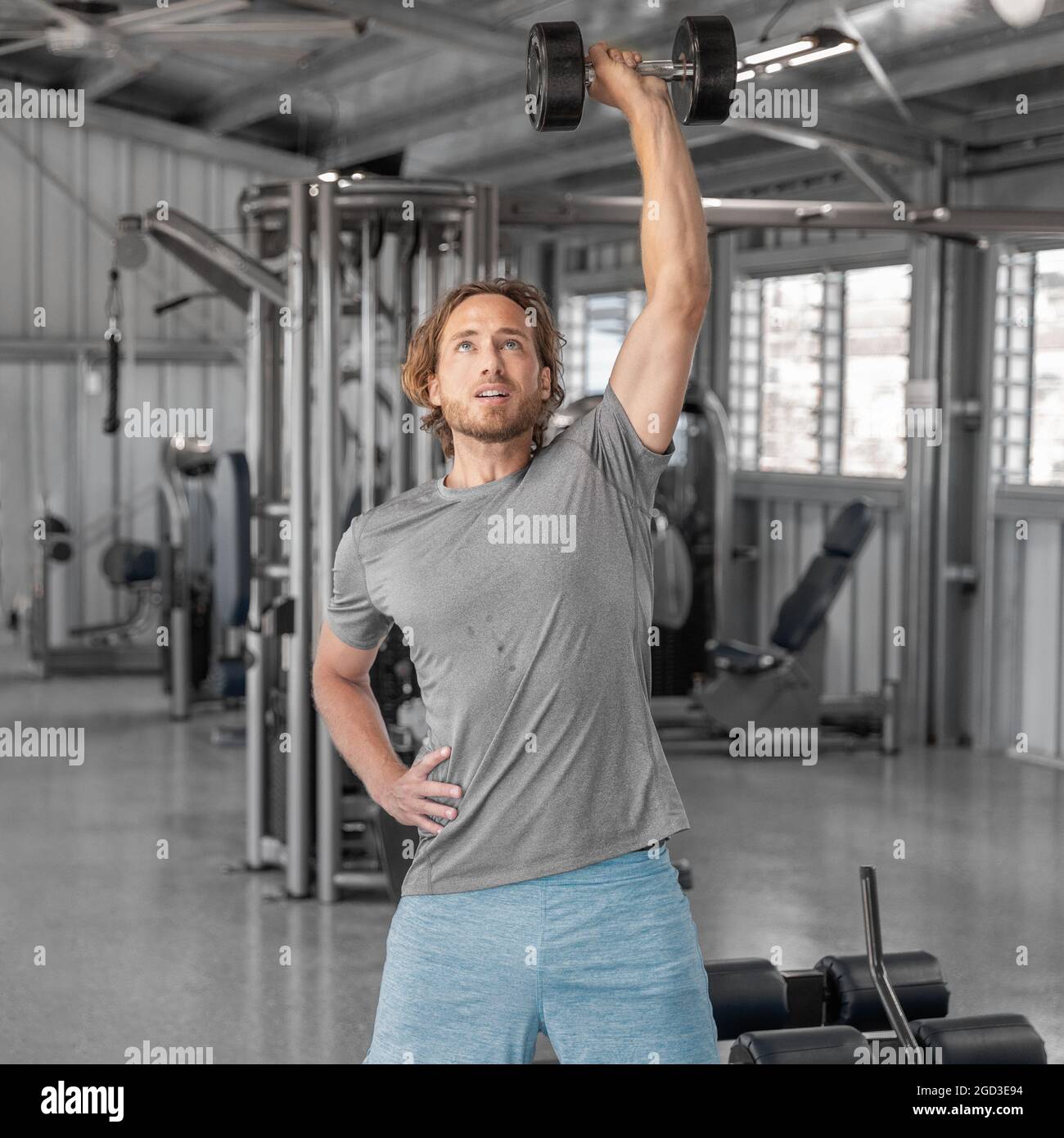 Gym entraînement fitness homme entraînement avec haltères lever les épaules  lever les épaules exercice épaule presse à l'intérieur au club de santé.  Recadrage carré Photo Stock - Alamy