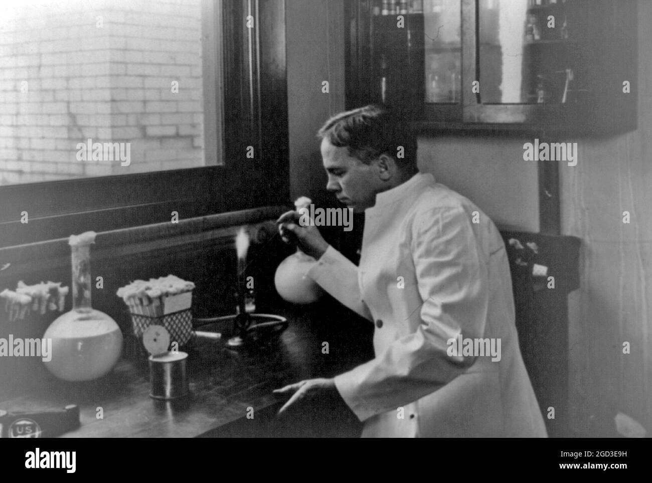 Lore Alford Rogers, bactériologue, travaillant en laboratoire au ministère de l'Agriculture ca. 1909 Banque D'Images