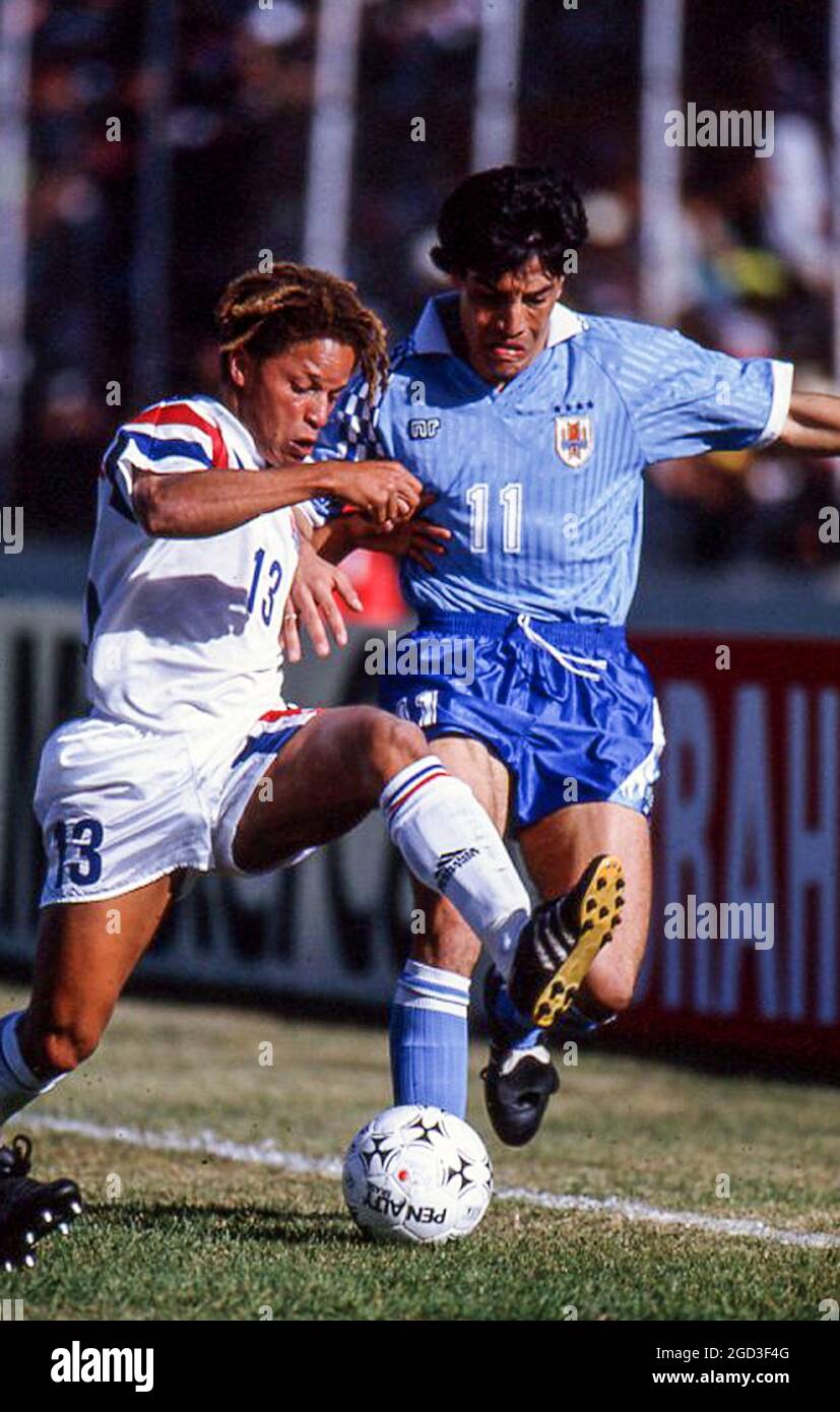 Cobi Jones des États-Unis combat Adrian Paz de l'Uruguay lors d'un match de Copa Americaa en 1993 à Ambato, en Équateur. Banque D'Images