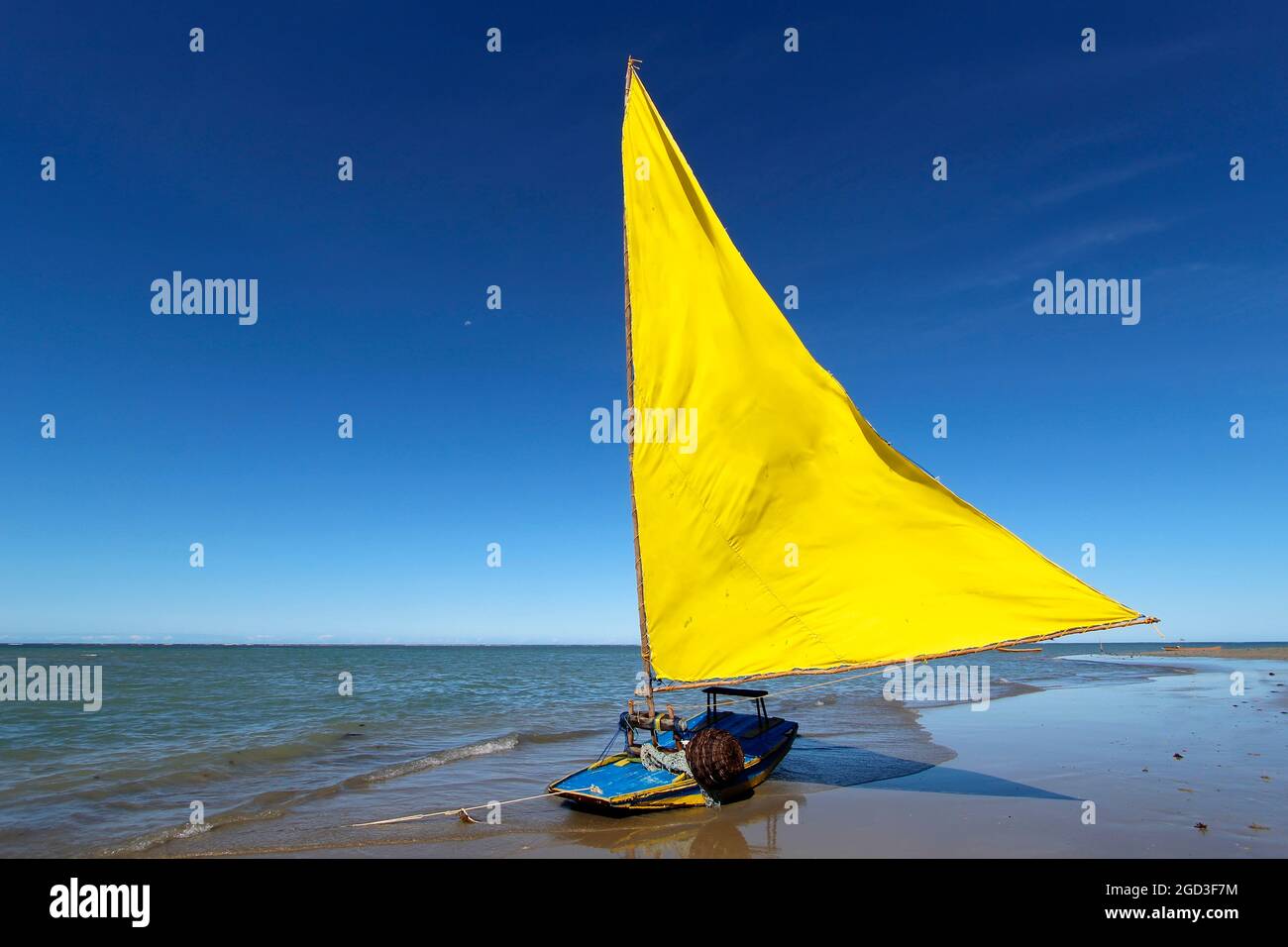 Bateau à voile à la plage de Coroa Vermelha à Porto Seguro, Bahia - Tourisme et destinations dans le nord-est du Brésil - attraction touristique, guide de voyage pour Braz Banque D'Images