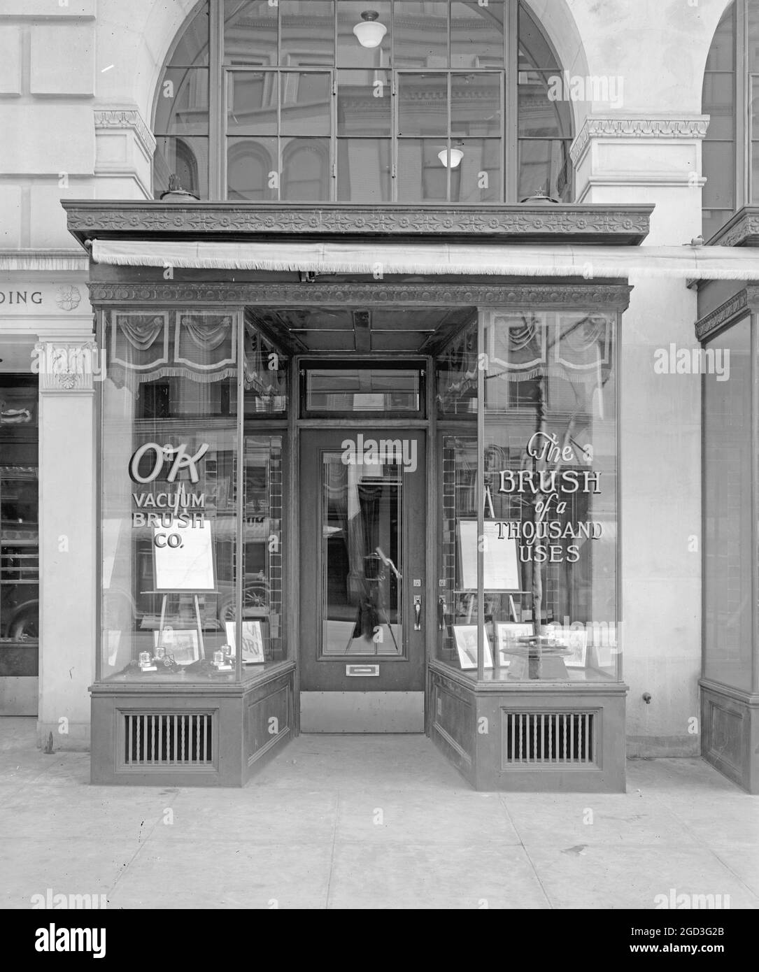 Notez le reflet dans la fenêtre de la porte de l'appareil photo grand format qui prend cette photo Banque D'Images