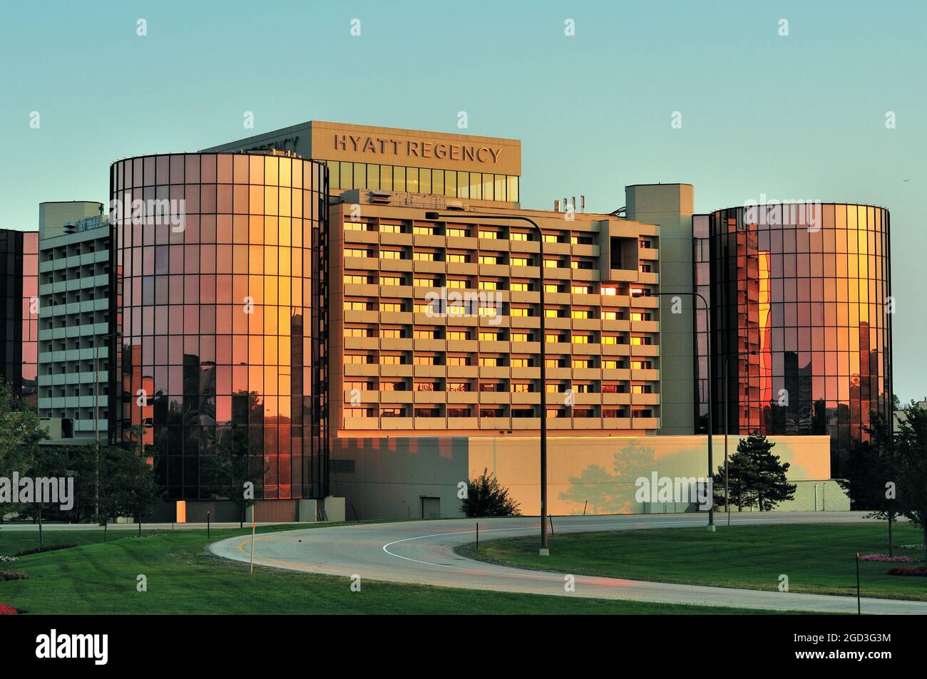 Chicago, Illinois, États-Unis. L'hôtel Hyatt Regency près de l'aéroport international O'Hare reflète le coucher du soleil en fin de soirée d'été. Banque D'Images