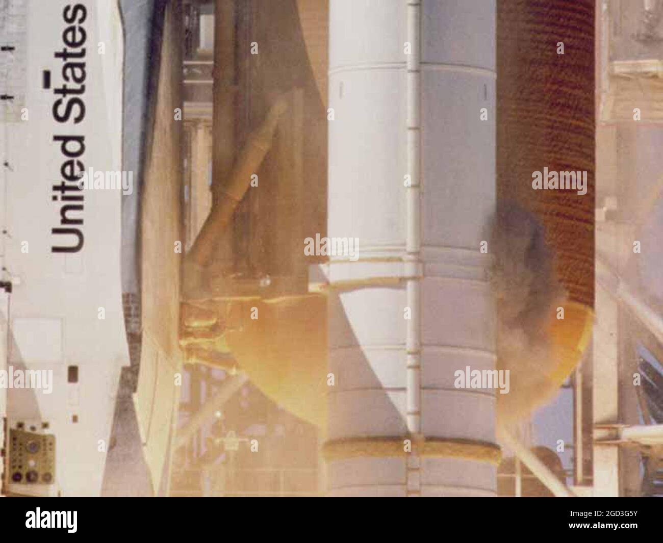 La célèbre bouffée de fumée de la navette Challenger sur le vol STS-51L. La fumée marque la défaillance du joint torique, ce qui entraîne la rupture de l'inverseur 73 secondes plus tard. Banque D'Images