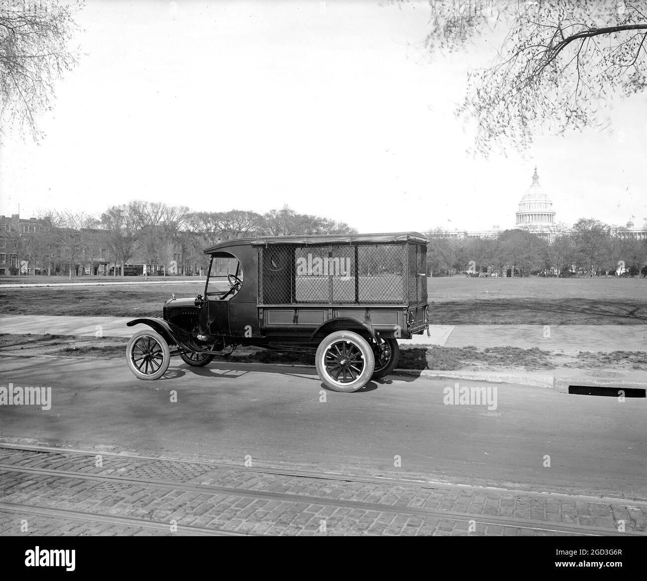 Ford Motor Company nouvelle carrosserie Ford [É.-U. Capitol, Washington, D.C., en arrière-plan]. Environ entre 1910 et 1920 Banque D'Images