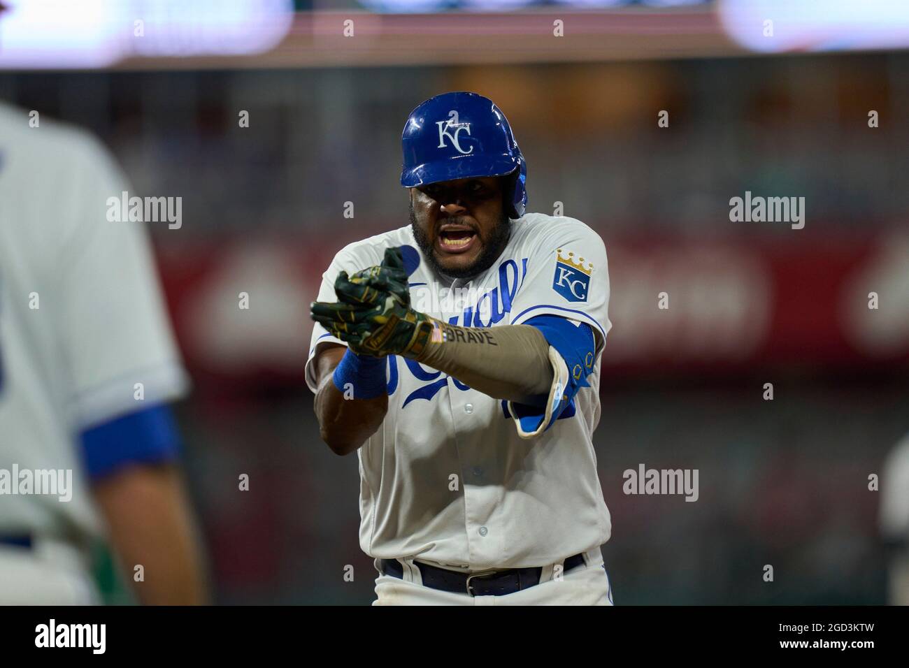 9 2021 août : Hanser Alberto, un infieleur de Kansas City (49), a été frappé pendant le match avec les New York Yankees et les Kansas City Royals qui se sont tenus au stade Kauffman, dans le Missouri de Kansas City. David Seelig/Cal Sport Medi(Credit image: & copy; David Seelig / Cal Sport Media/Sipa USA/CSM/Sipa USA) Banque D'Images