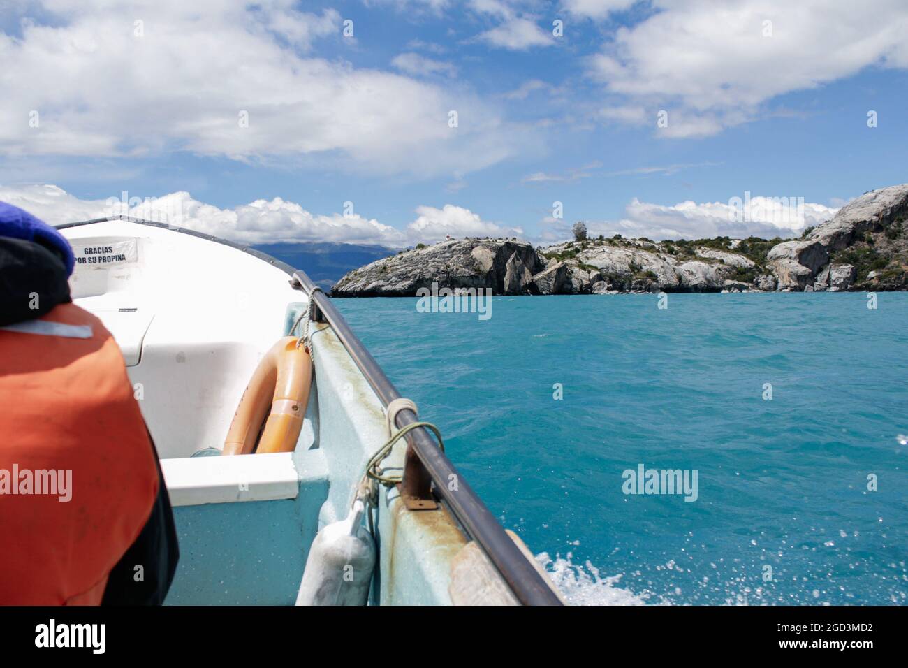 Un bateau traverse un lac turquoise. Lago General Carrera, Chili Banque D'Images