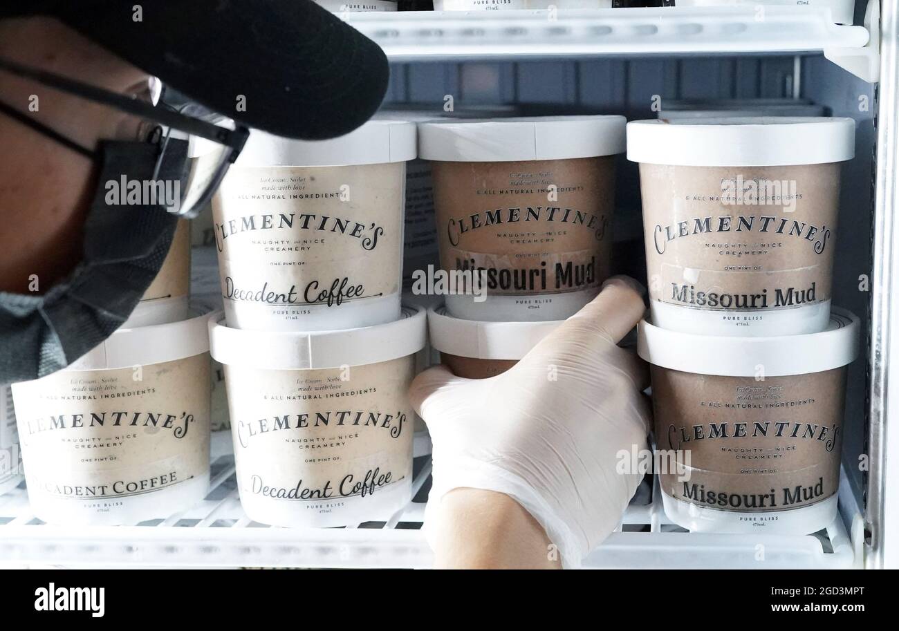 St. Louis, États-Unis. 10 août 2021. Le greffier Joe Kelley se présente pour un petit bain de glace Missouri Mud à la Clémentines Creamery, à St. Louis, le mardi 10 août 2021. La nouvelle crème glacée saveur a été créée pour l'anniversaire de 200 ans de l'État du Missouri. Les ingrédients comprennent des fabricants de bonbons de Columbia, Kansas City et Springfield, Missouri. Les Missouriens célèbrent le bicentenaire de l'État à cette date, puisque le dessert de l'État est le cône de glace, présenté à l'exposition universelle de St. Louis en 1904. Photo par Bill Greenblatt/UPI crédit: UPI/Alay Live News Banque D'Images