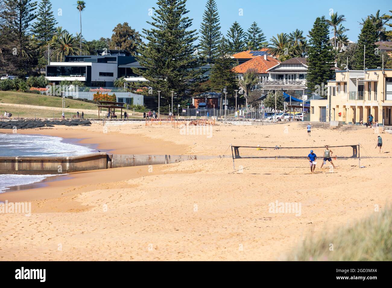Collaroy Beach à Sydney, les personnes jouant au tennis de plage pendant le loclage du delta du Covid 19 dans la région du Grand Sydney en août 2021, Nouvelle-Galles du Sud, Australie Banque D'Images