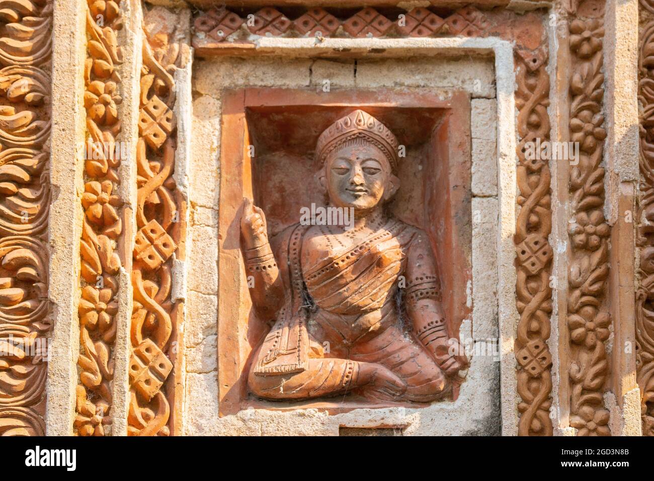 Belle dame en asana (une posture assise), se présentant comme un symbole phylosophique, œuvres d'art en terre cuite sur les murs du temple de Lalji de Kalna, Banque D'Images