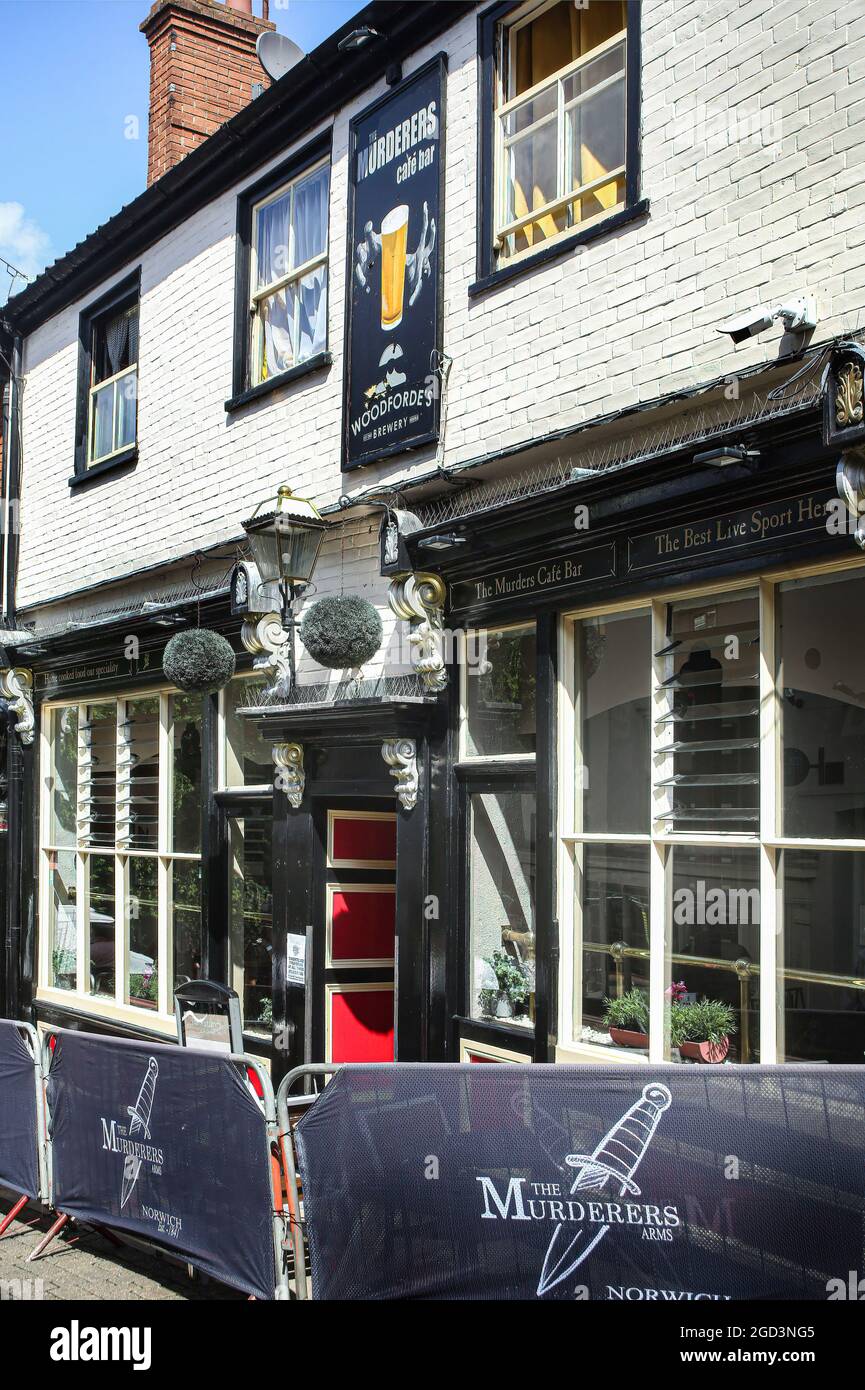 Norwich, Royaume-Uni. 10 août 2021. Vue sur le pub des meurtriers pendant la démonstration. Les manifestants anti-passeport vax se rendent à Norwich pour souligner la discrimination qu'ils estiment avoir lieu au pub des meurtriers. Le propriétaire Phil Cutter a introduit un nouveau no jab, aucune règle d'entrée qu'il dit protège à la fois son personnel et ses clients. Crédit : SOPA Images Limited/Alamy Live News Banque D'Images