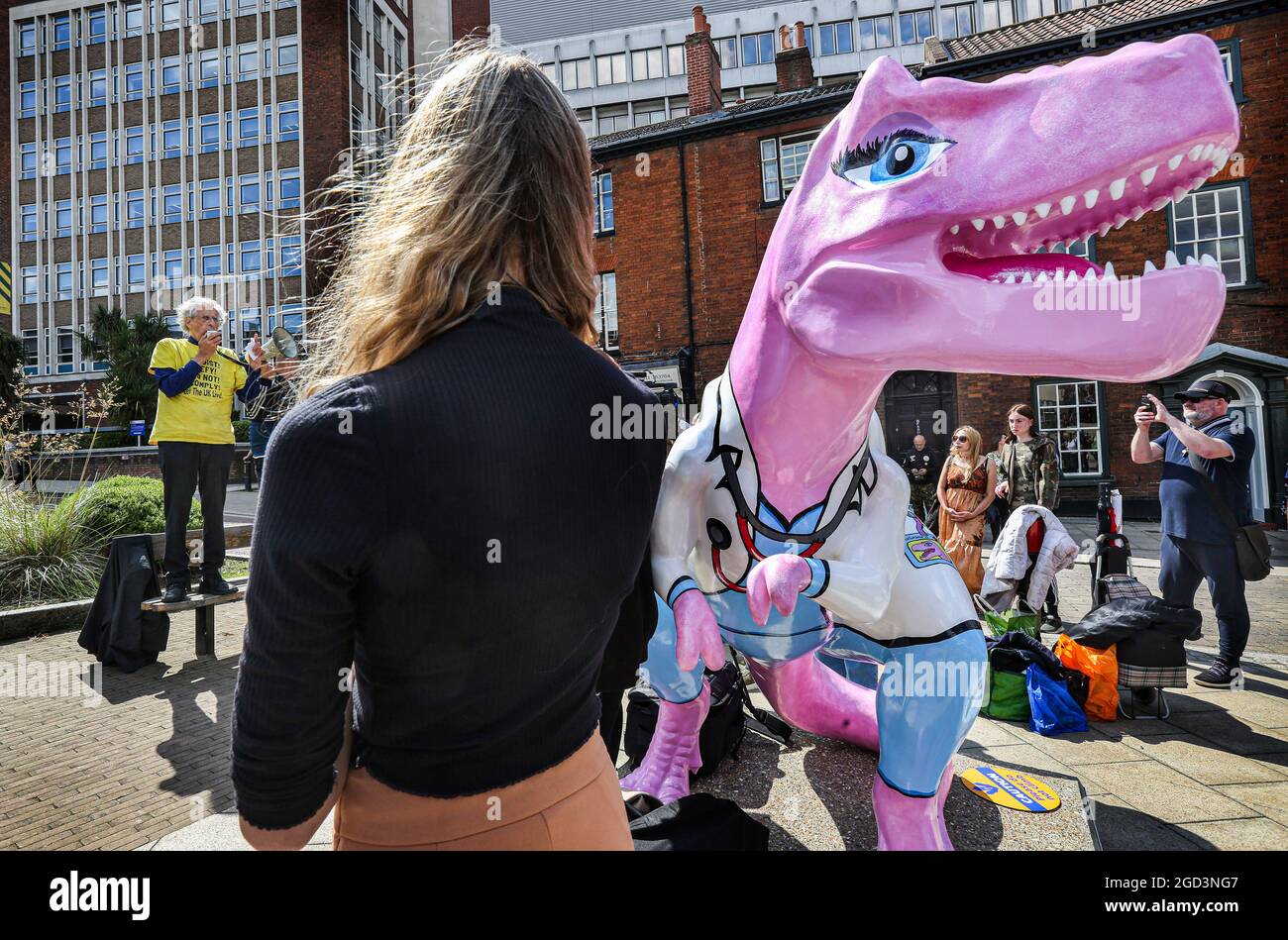 Norwich, Royaume-Uni. 10 août 2021. Les piers Corbyn parlent pendant la démonstration. Les manifestants anti-passeport vax se rendent à Norwich pour souligner la discrimination qu'ils estiment avoir lieu au pub des meurtriers. Le propriétaire Phil Cutter a introduit un nouveau no jab, aucune règle d'entrée qu'il dit protège à la fois son personnel et ses clients. Crédit : SOPA Images Limited/Alamy Live News Banque D'Images