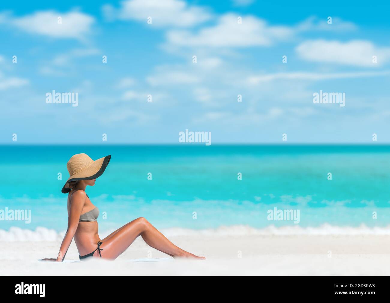 Beach femme bronzage soleil bronzage couché sur serviette de plage dans le  sable corps soin de la peau protection d'exposition au soleil avec chapeau  pour le cancer de la peau Photo Stock -