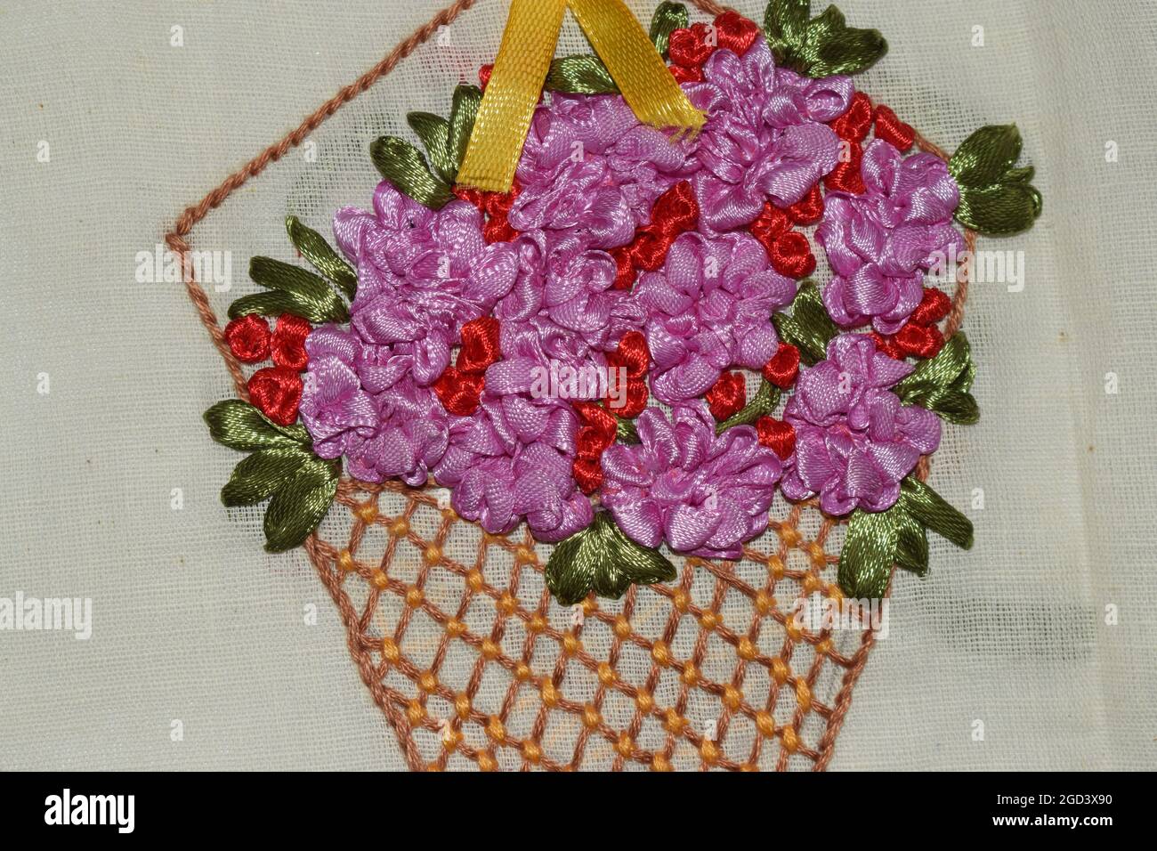 Ruban broderie fleur design, ruban satin fait main broderie des œuvres  d'art sur le tissu avec les techniques de broderie brésilienne Photo Stock  - Alamy