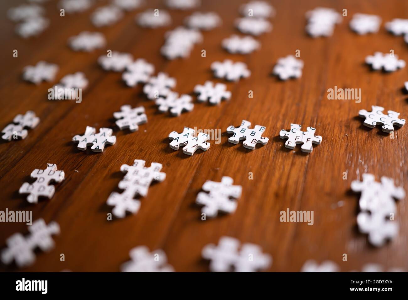 Pièces de puzzle sur table en bois Banque D'Images