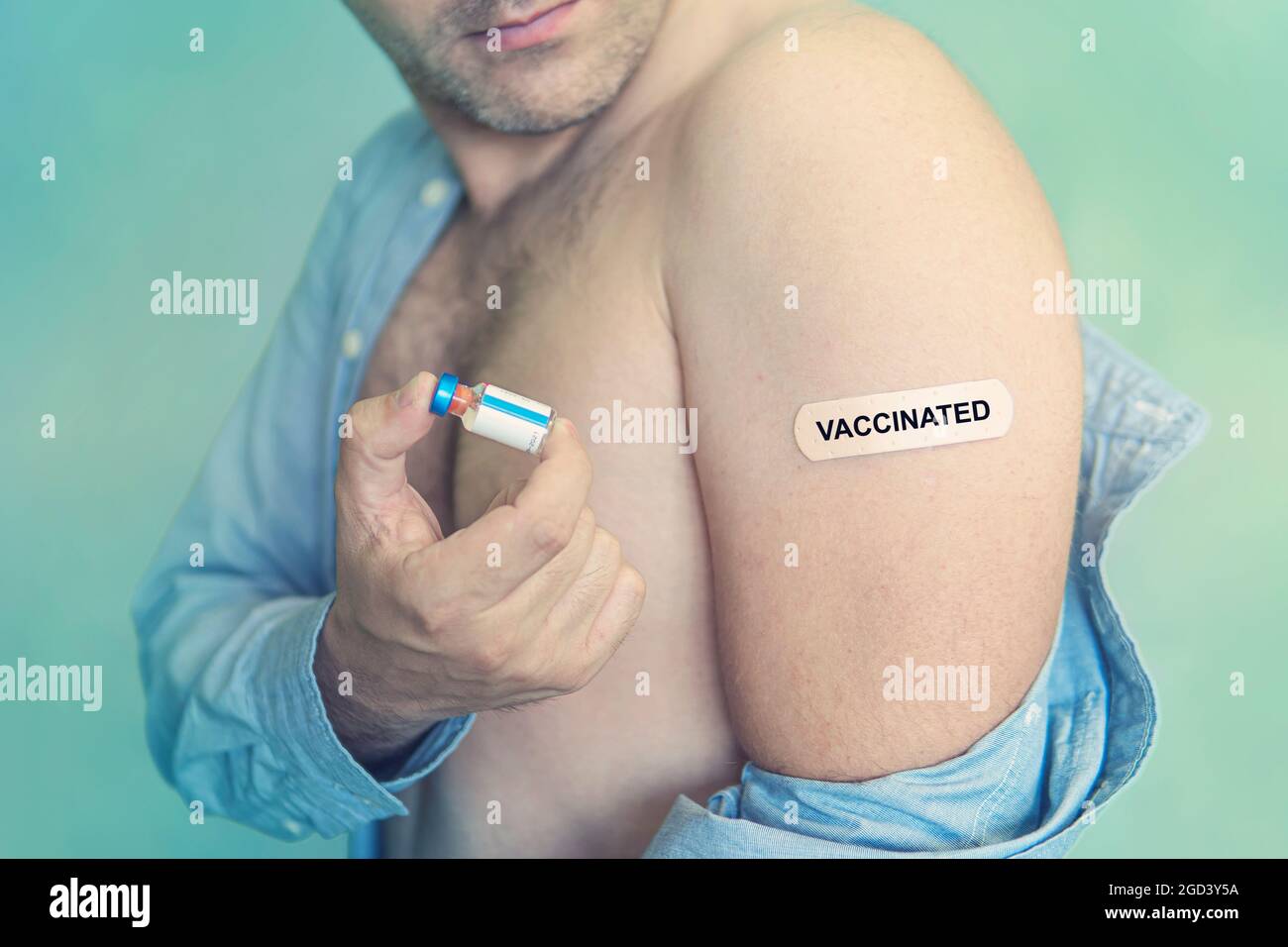 Homme caucasien, patient avec un groupe d'aide vacciné sur la main. Concept de vaccination des personnes contre le coronavirus covid-19, la grippe, les maladies infectieuses. Injection. Banque D'Images