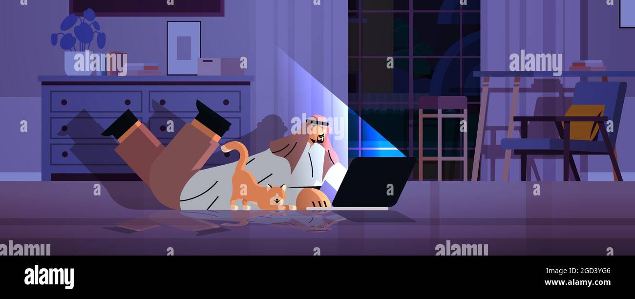 homme d'affaires indépendant arabe surtravaillé regardant l'écran d'ordinateur portable homme arabe avec un chien couché sur le sol dans la nuit sombre chambre Illustration de Vecteur