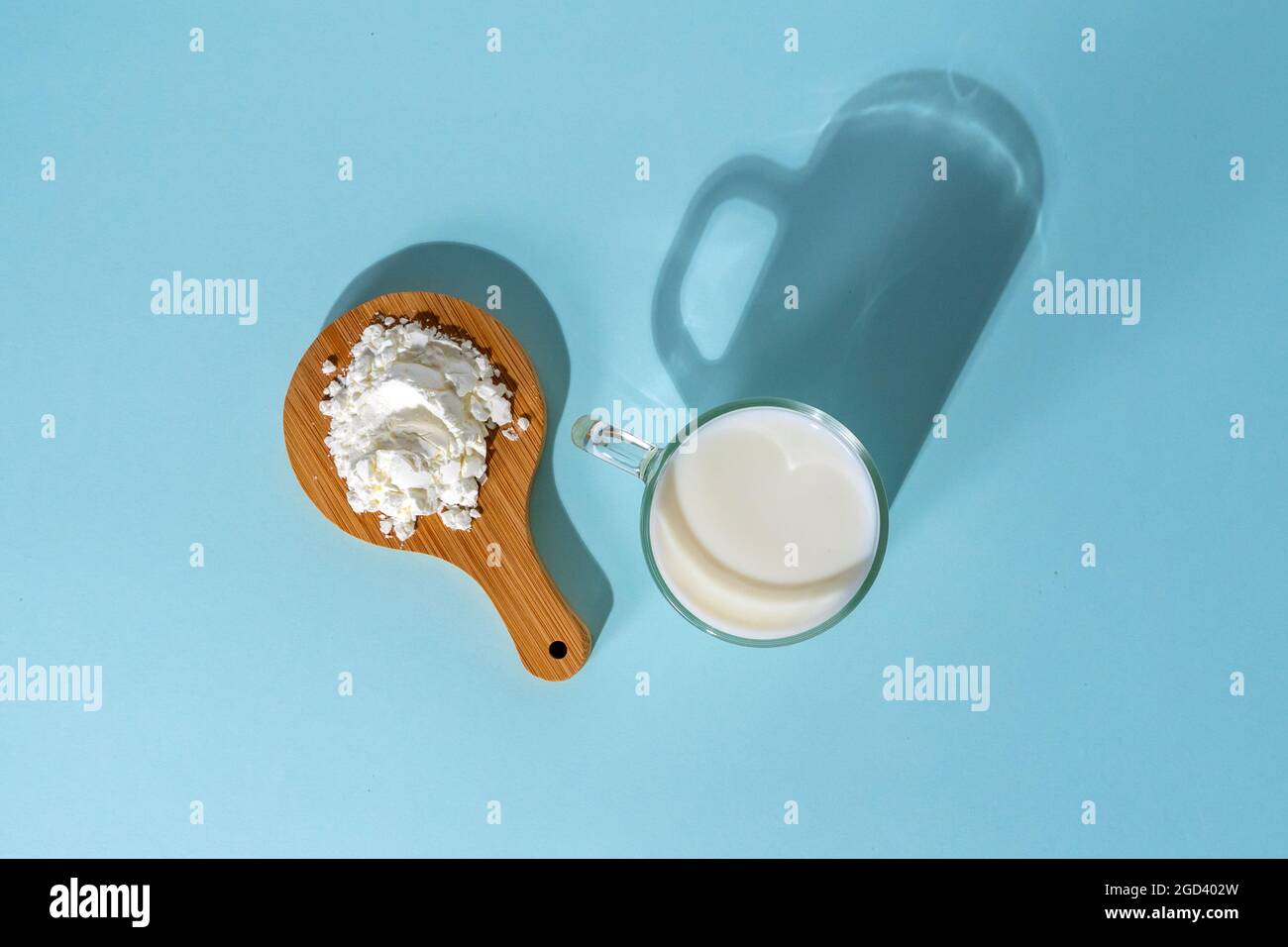 Le lait de soja en poudre est du lait de soja sans eau. Sur fond bleu, un produit végétarien Banque D'Images