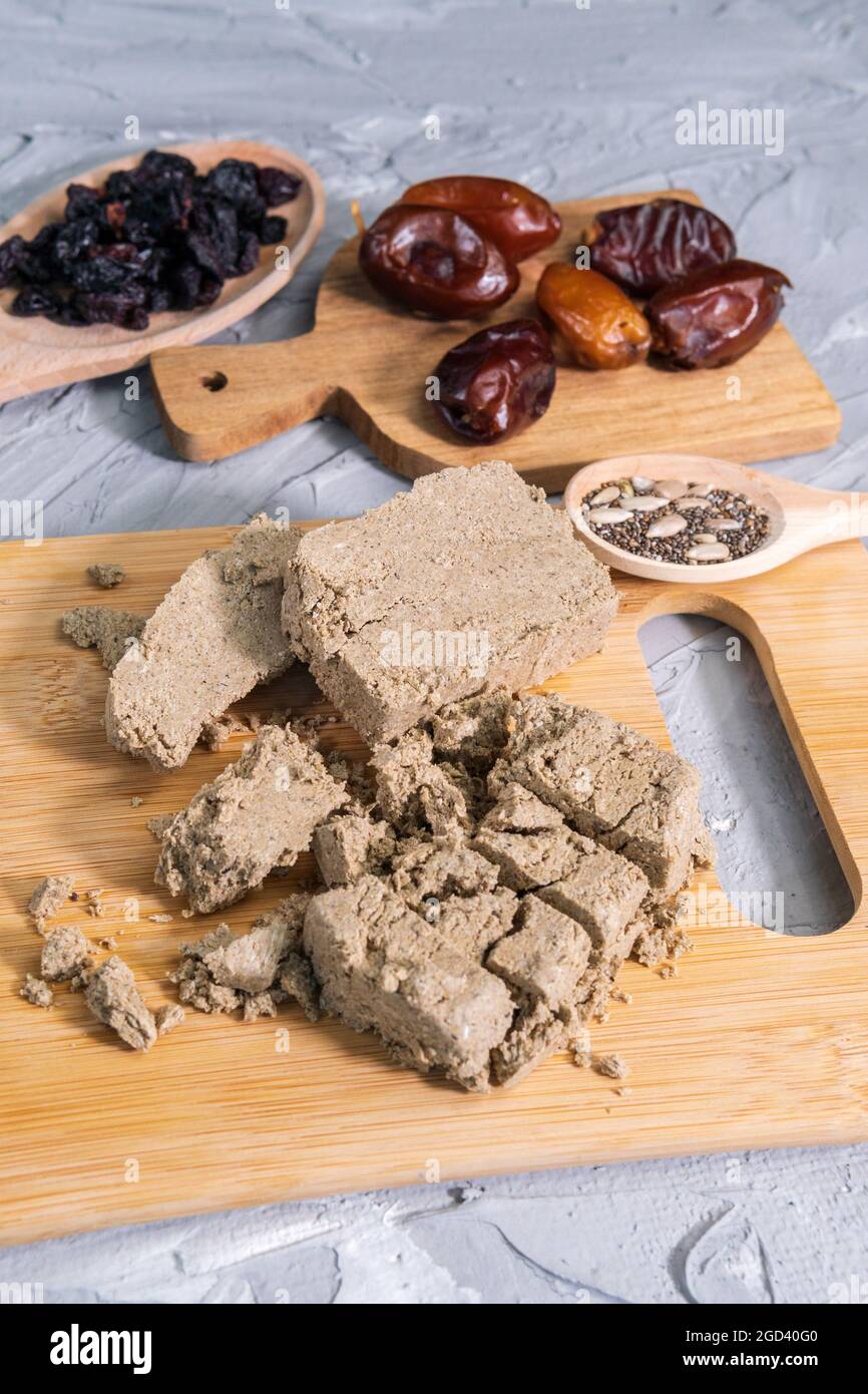 Halva de tournesol. Morceaux de halva sur une planche en bois. Bonbons orientaux. Photo verticale Banque D'Images
