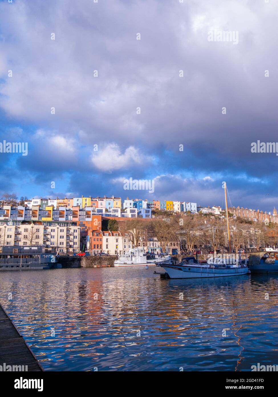 Les maisons colorées de Bristol de l'autre côté du port avec lumière de l'après-midi et nuages orageux Banque D'Images