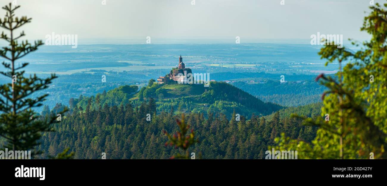 FRANCE, MOSELLE (57), DABO, CHAPELLE SAINT-LEON ET DABO ROCK VUS DU BACKOFENFELSEN Banque D'Images